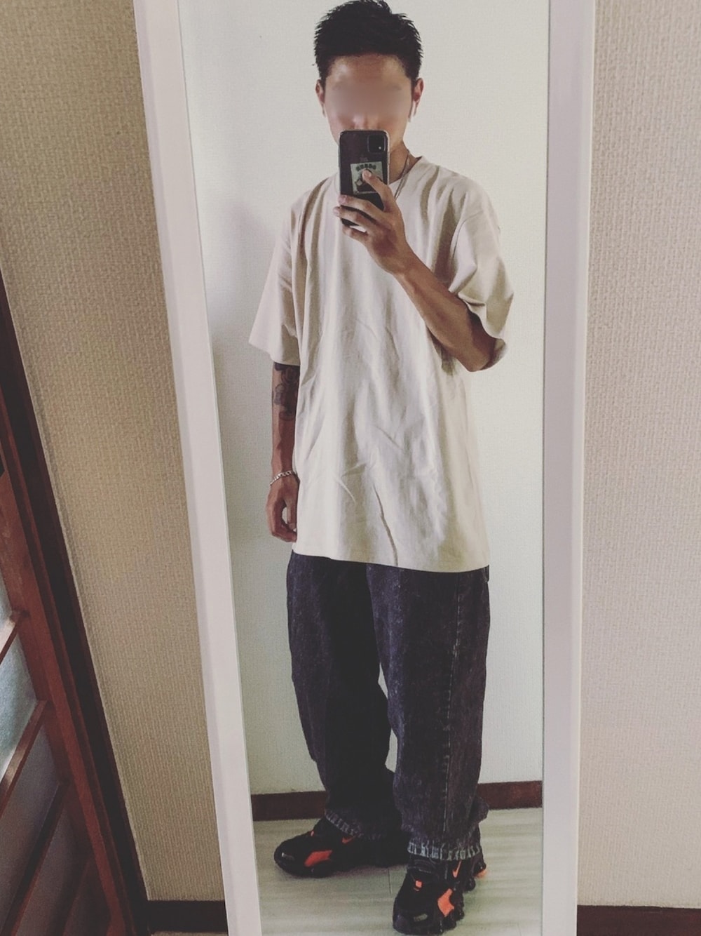 「オーバーサイズ、ベージュ、おしゃれさんと繋がりたい、いいね、save、フォローお願いします🤑、スニーカー、デニムパンツ、シルバータブ、silver tab、Tシャツ、リーバイス」｜「United Athleのアイテム（Tシャツ/カットソー、ベージュ系）」を使った、鮫ハダさん（メンズ・168cm）の秋コーディネートの1枚目の写真