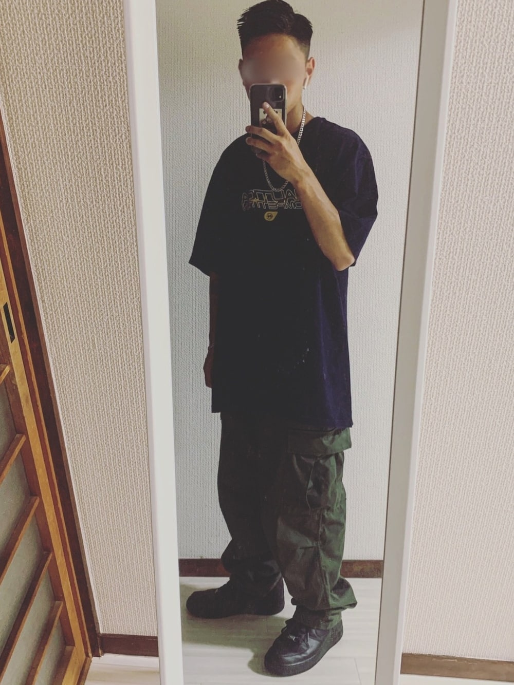 「おしゃれさんと繋がりたい、相互フォロー、スニーカー、エアフォースワン、カーゴパンツ、カーキ、nautica、古着、オーバーサイズ、古着コーデ」｜「NAUTICAのアイテム（Tシャツ/カットソー、ブラック系）」を使った、鮫ハダさん（メンズ・168cm）の秋コーディネートの1枚目の写真
