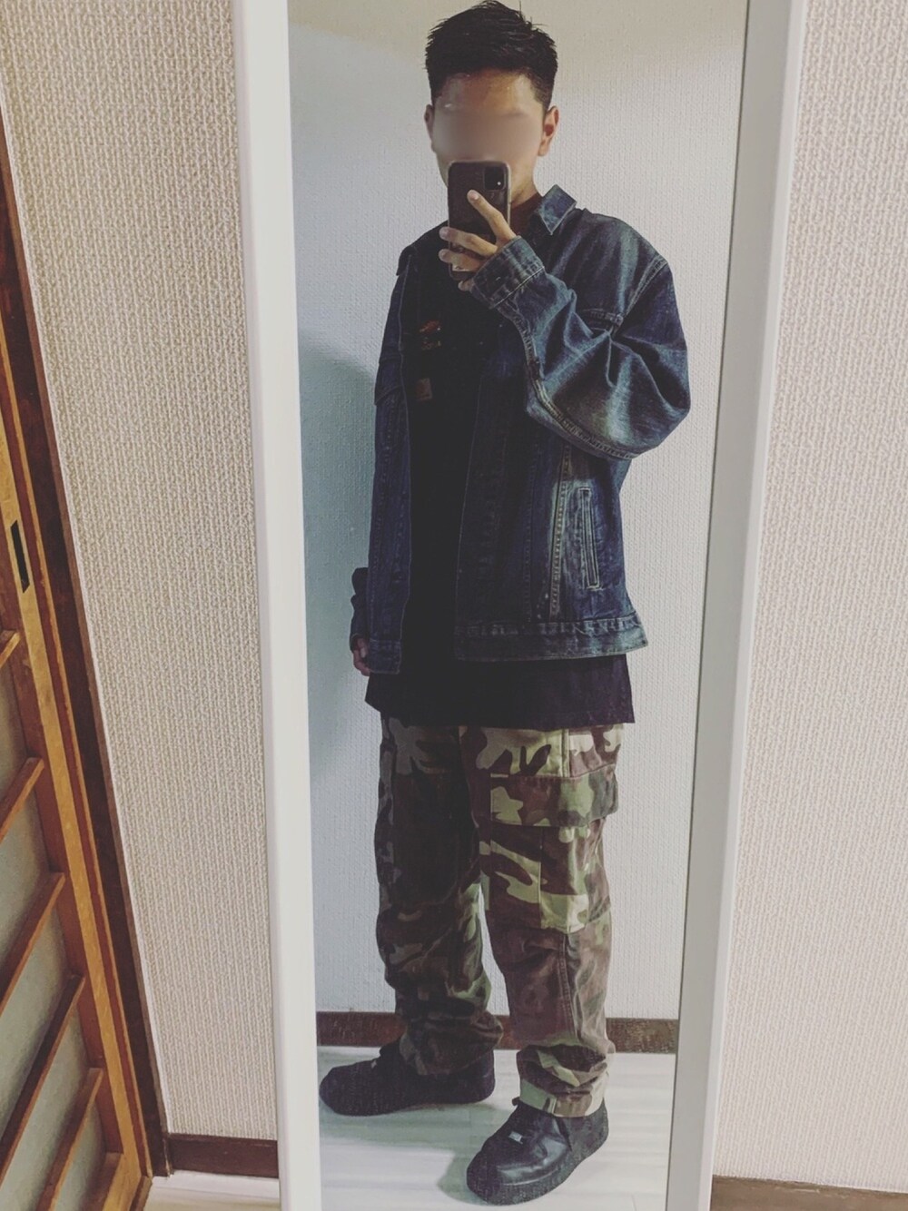 「秋コーデ、おしゃれさんと繋がりたい、エアフォースワン、リーバイス、デニムジャケット、カモフラ、カーゴパンツ、carhartt、相互フォロー、ストリートコーデ」｜「Carharttのアイテム（Tシャツ/カットソー、ブラック系）」を使った、鮫ハダさん（メンズ・168cm）の秋コーディネートの1枚目の写真