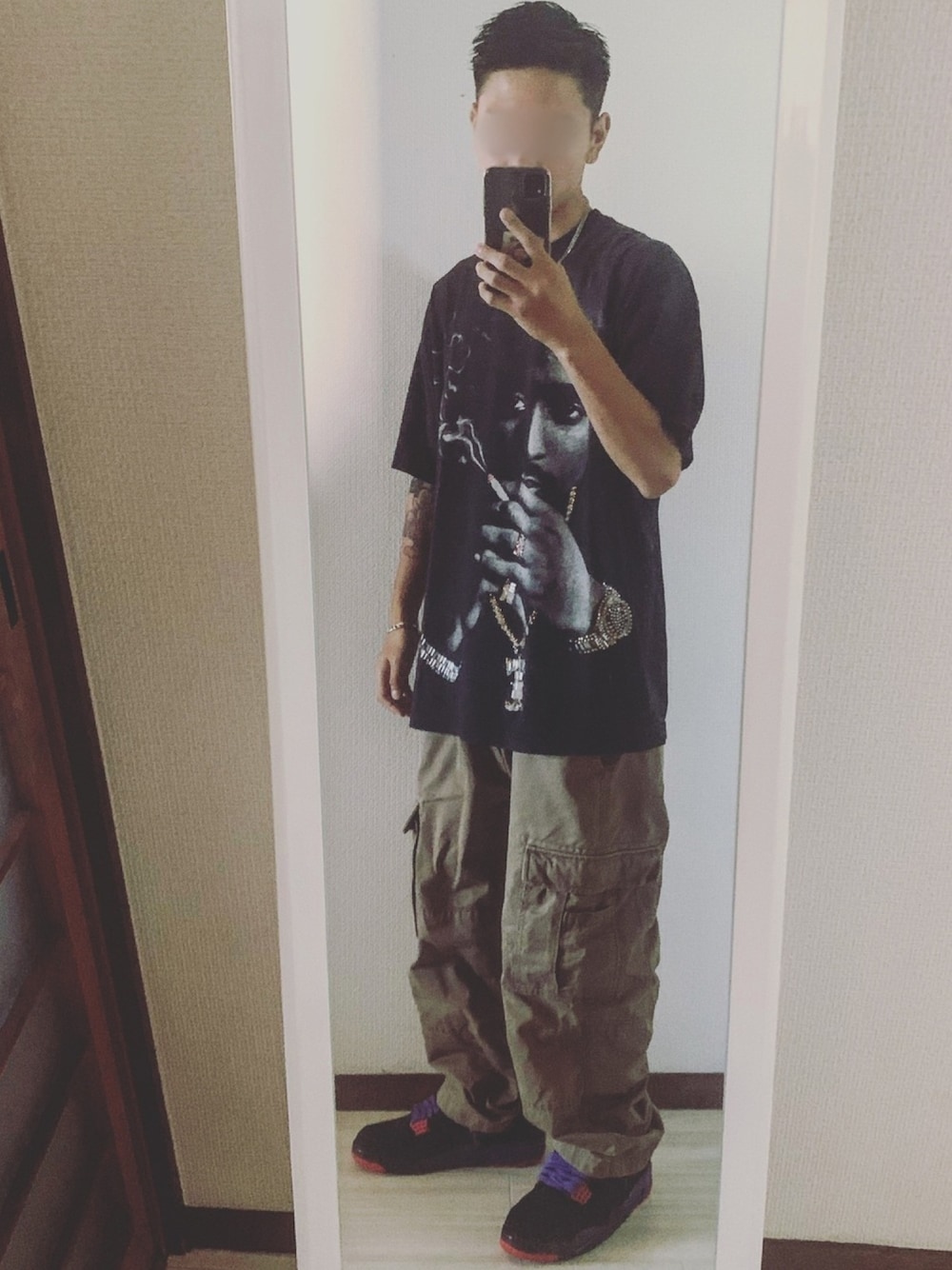 「お洒落さんとつながりたい、相互フォロー、ストリート、AJ4、AIR JORDAN、nautica、カーゴパンツ、オーバーサイズ、ベージュ、古着」｜「2PACのアイテム（Tシャツ/カットソー、ブラック系）」を使った、鮫ハダさん（メンズ・168cm）の秋コーディネートの1枚目の写真