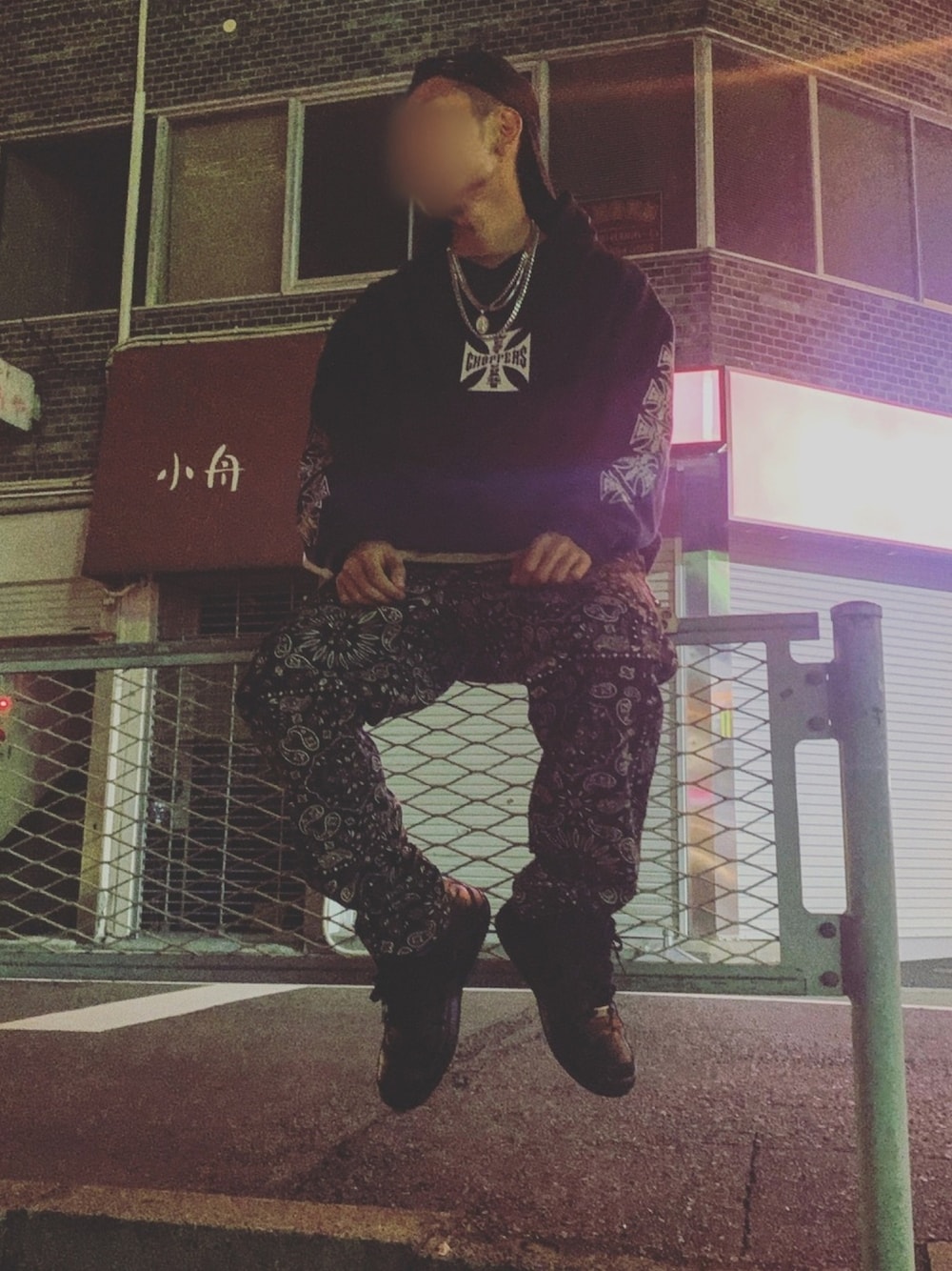 「黒、おしゃれさんと繋がりたい、相互フォロー、エアフォースワン、パーカー、シェフパンツ、ペイズリー、バンダナ、COOKMAN、ストリート」｜「West Coast Choppersのアイテム（パーカー、ブラック系）」を使った、鮫ハダさん（メンズ・168cm）の秋コーディネートの1枚目の写真