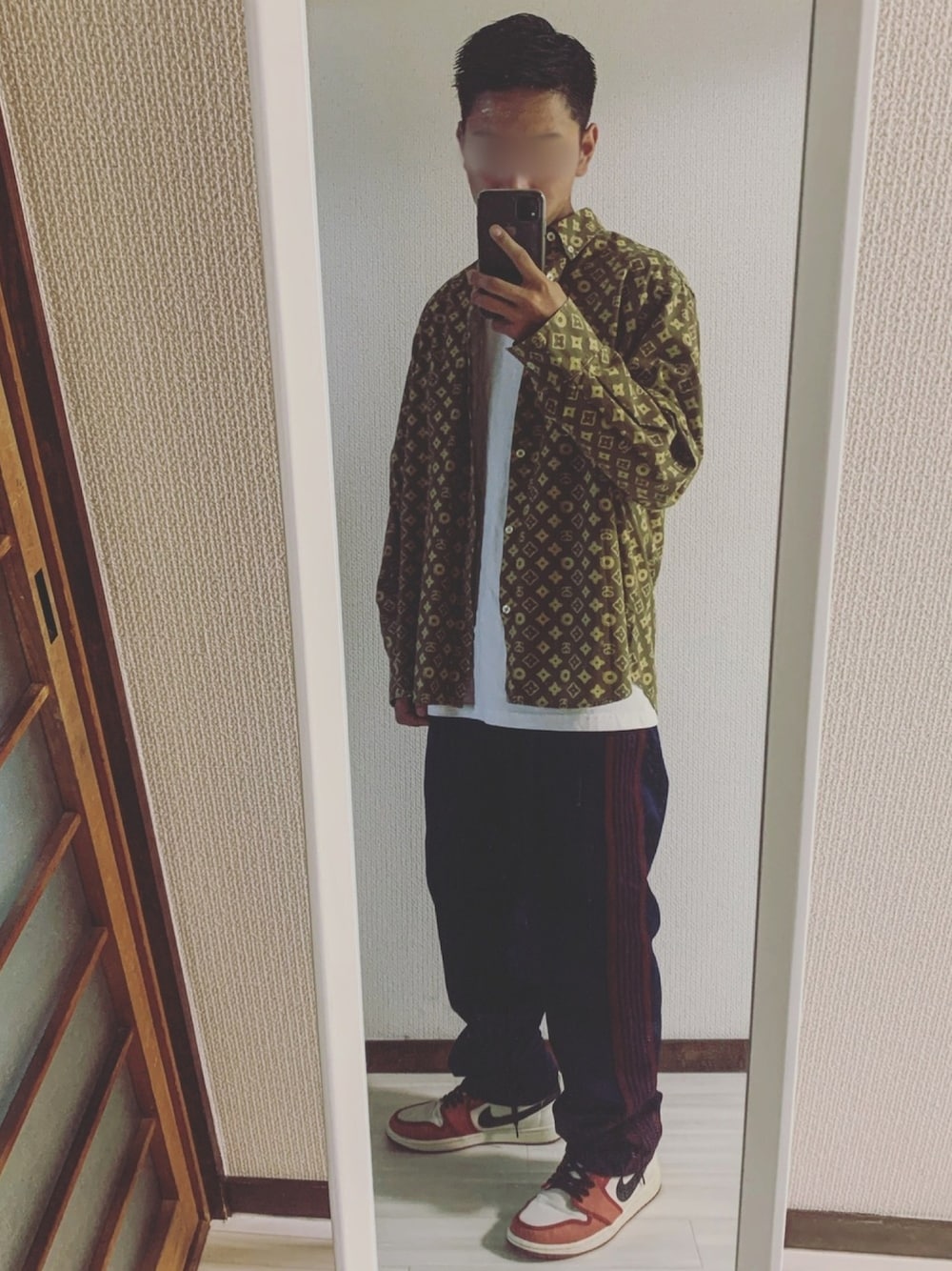 「おしゃれさんと繋がりたい、相互フォロー、stussy、NEEDLES、トラックパンツ、古着、AIR JORDAN、秋コーデ、シャツスタイル、秋のコーデ」｜「STUSSYのアイテム（シャツ/ブラウス、ゴールド系）」を使った、鮫ハダさん（メンズ・168cm）の秋コーディネートの1枚目の写真