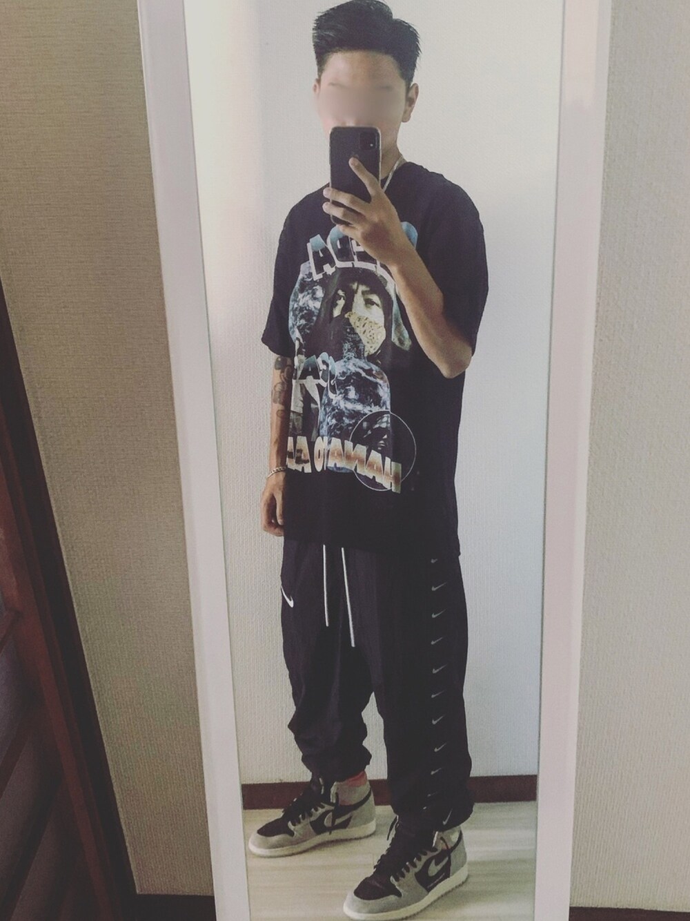 「ビッグシルエット、お洒落さんとつながりたい、相互フォロー、ナイキ、NIKE、aj1、AIR JORDAN、Tシャツ、黒、ストリート」｜「rap madeのアイテム（Tシャツ/カットソー、ブラック系）」を使った、鮫ハダさん（メンズ・168cm）の秋コーディネートの1枚目の写真