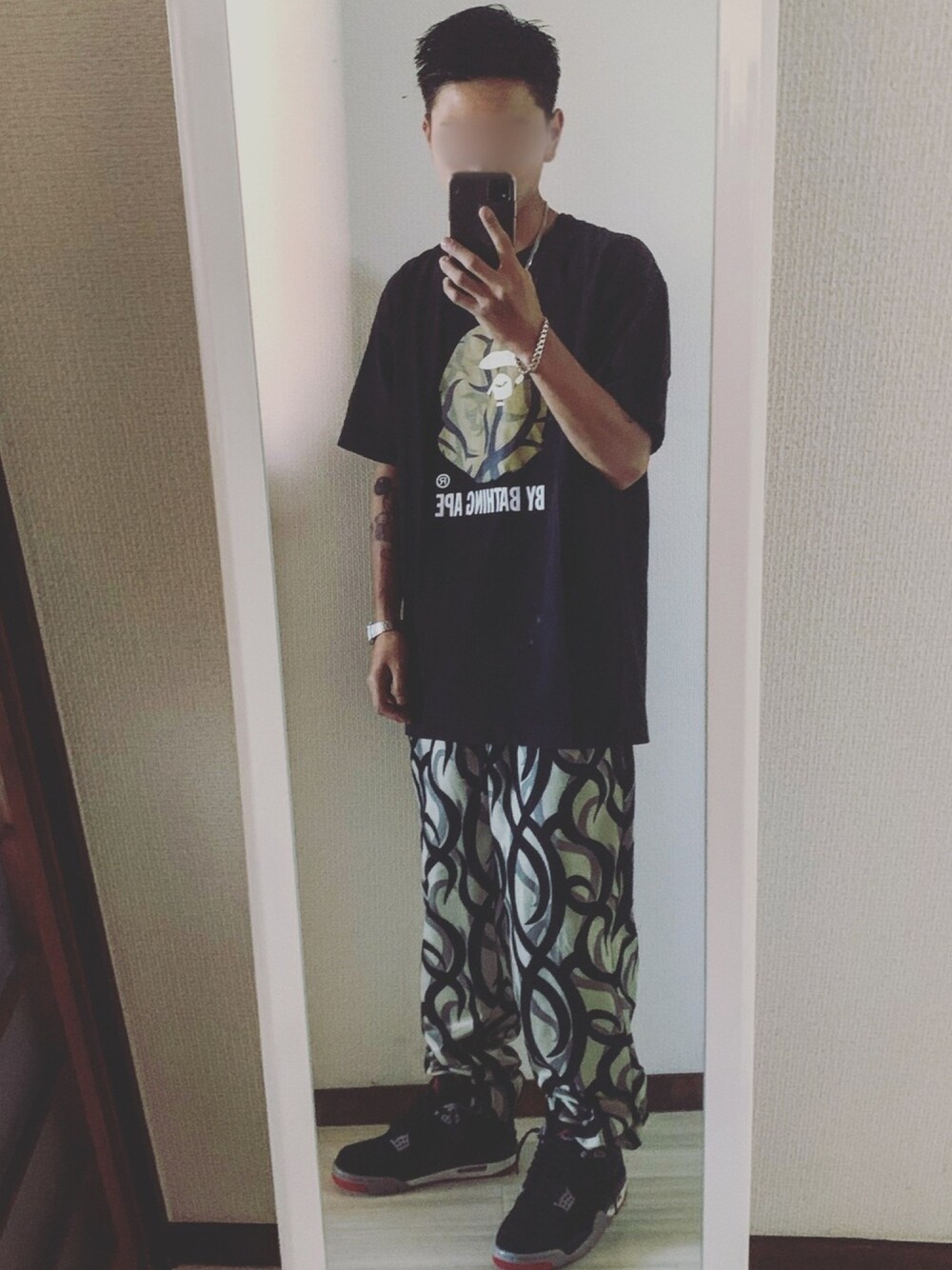 「おしゃれさんと繋がりたい、AJ4、AIR JORDAN、トライバル、A BATHING APE、カモフラ、迷彩、相互フォロー、ストリート、NIKE」｜「A BATHING APEのアイテム（Tシャツ/カットソー、ブラック系）」を使った、鮫ハダさん（メンズ・168cm）の秋コーディネートの1枚目の写真