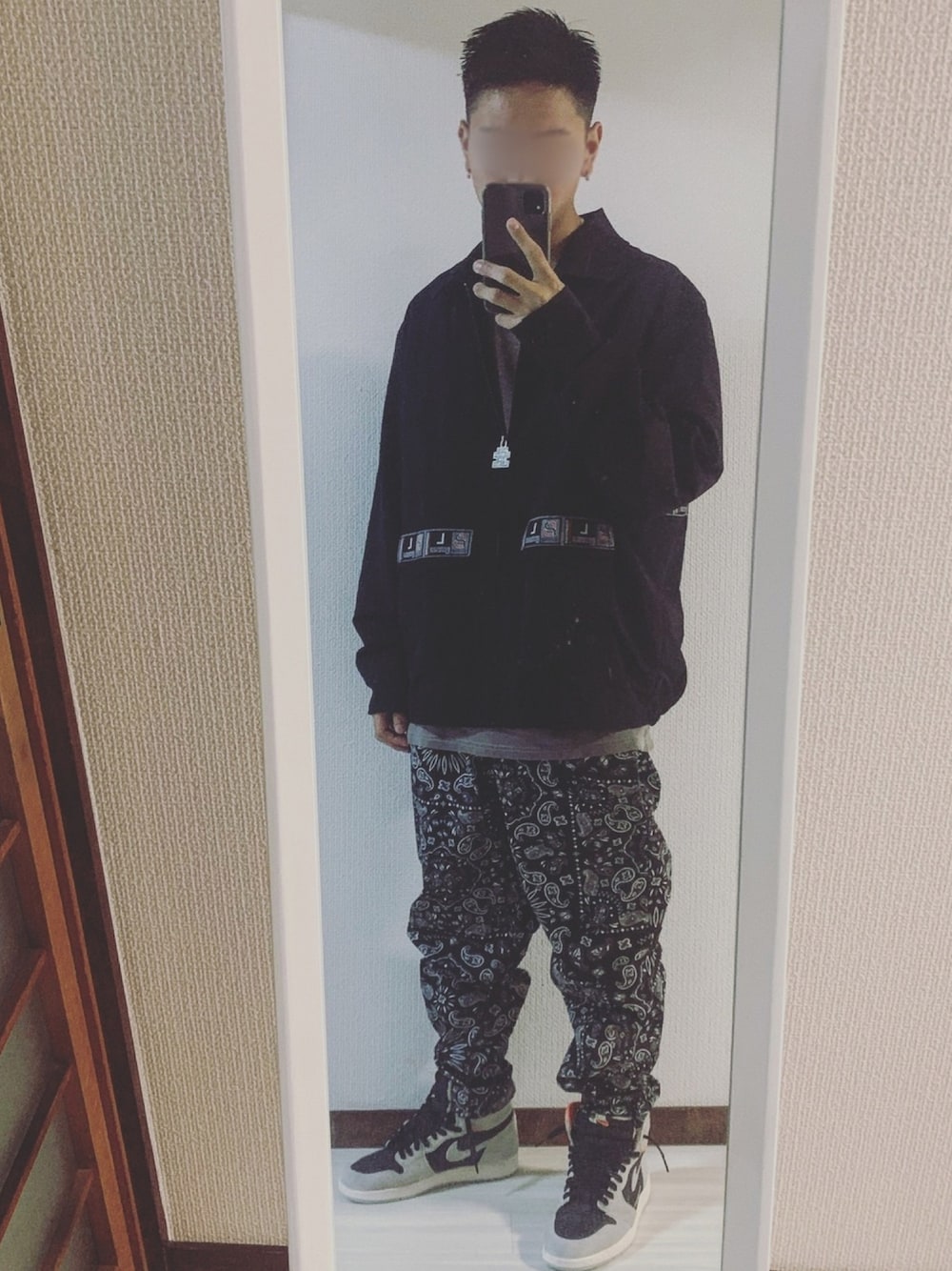 「おしゃれさんと繋がりたい、秋コーデ、相互フォロー、blackeyepatch、シェフパンツ、ペイズリー、バンダナ、aj1、ストリート、AIR JORDAN」｜「BlackEyePatchのアイテム（ナイロンジャケット、ブラック系）」を使った、鮫ハダさん（メンズ・168cm）の秋コーディネートの1枚目の写真