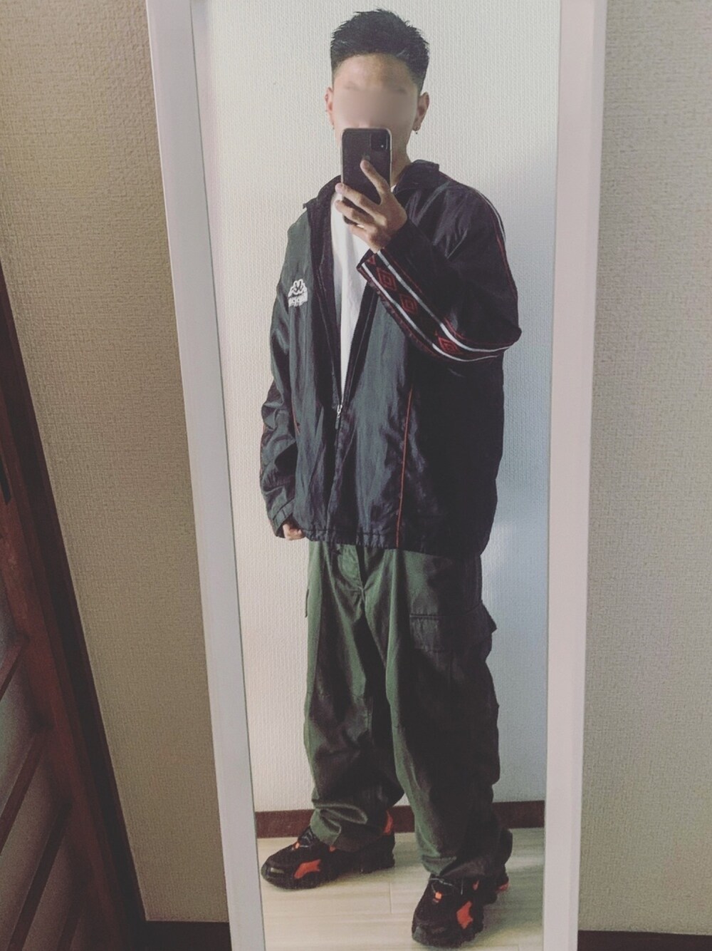 「おしゃれさんと繋がりたい、相互フォロー、秋のコーデ、ナイロンジャケット、KAPPA、カーゴパンツ、カーキ、古着、NIKE、ストリート」｜「PRO CLUB のアイテム（Tシャツ/カットソー、ホワイト系）」を使った、鮫ハダさん（メンズ・168cm）の秋コーディネートの1枚目の写真