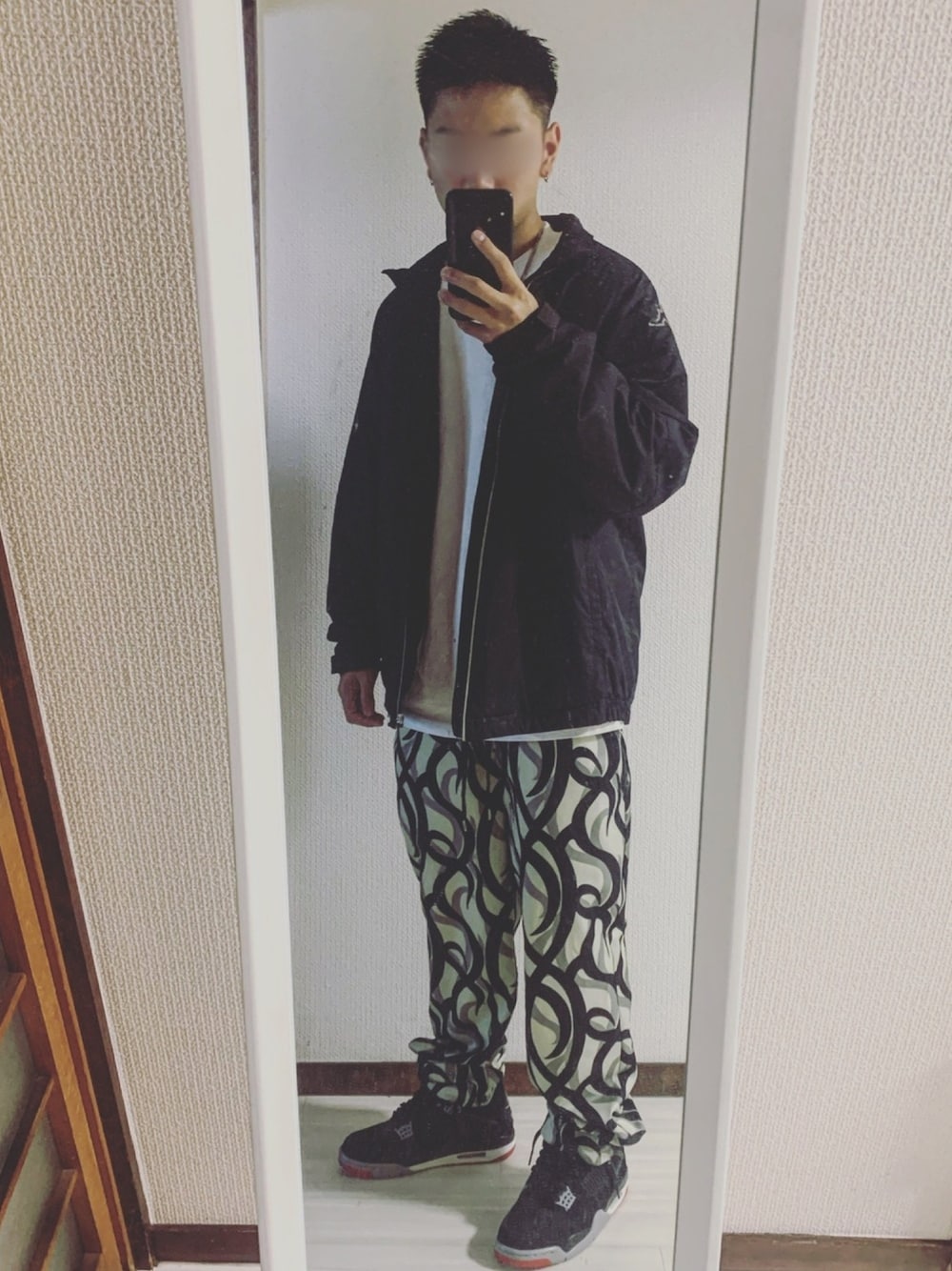 「秋冬コーデ、おしゃれさんと繋がりたい、相互フォロー、トライバル、AJ4、カモフラ、迷彩、KAPPA、ナイロンジャケット、ootd」｜「PRO CLUB のアイテム（Tシャツ/カットソー、ホワイト系）」を使った、鮫ハダさん（メンズ・168cm）の秋コーディネートの1枚目の写真