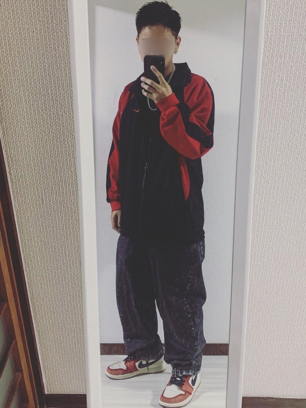 「おしゃれさんと繋がりたい、いいね、save、フォローお願いします🤑、aj1、相互フォロー、シルバータブ、silver tab、ジャージ、NIKE、デニムパンツ、90'sスタイル」｜「PRO CLUB のアイテム（Tシャツ/カットソー、ブラック系）」を使った、鮫ハダさん（メンズ・168cm）の秋コーディネートの1枚目の写真