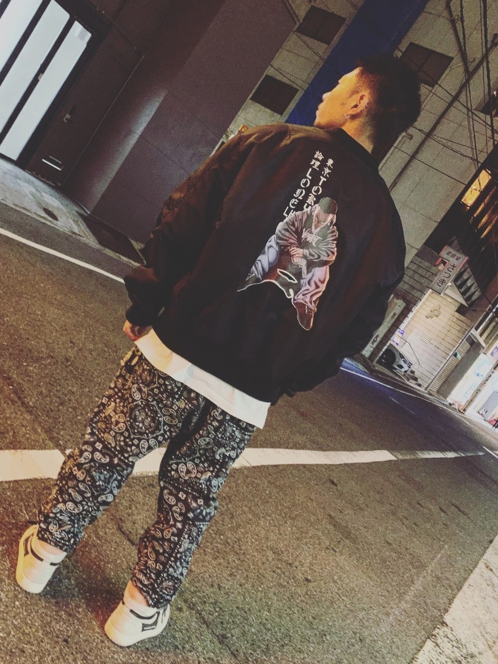 「秋コーデ、おしゃれさんと繋がりたい、論理、COOKMAN、シェフパンツ、ペイズリー、バンダナ、aj1、相互フォロー、レイヤードスタイル」｜「LONELY/論理のアイテム（MA-1、ブラック系）」を使った、鮫ハダさん（メンズ・168cm）の秋コーディネートの1枚目の写真