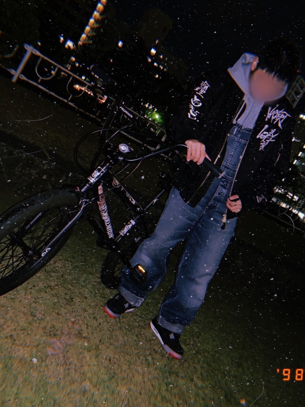 「年末WEAR感謝祭、冬のコーデ、おしゃれさんと繋がりたい、相互フォロー、論理、LEE、オーバーオール、AJ4、ストリートコーデ、GU」｜「GUのアイテム（パーカー、グレー系）」を使った、鮫ハダさん（メンズ・168cm）の冬コーディネートの1枚目の写真