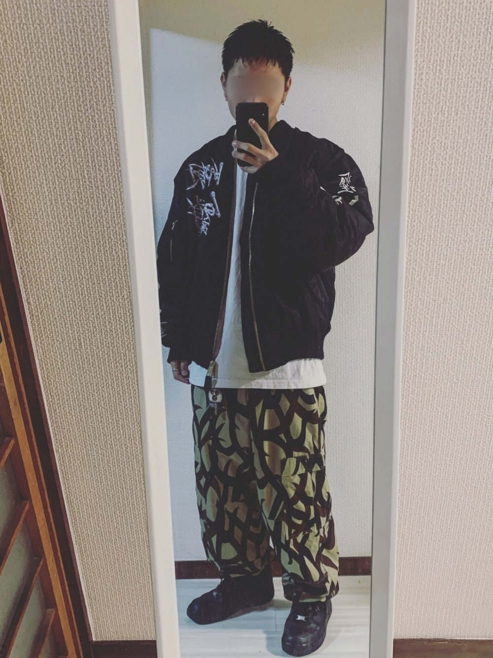 「年末WEAR感謝祭、冬コーデ、お洒落さんとつながりたい、相互フォロー、論理、カーゴパンツ、トライバル、トライバルカモ、迷彩、カモフラ」｜「PRO CLUB のアイテム（Tシャツ/カットソー、ホワイト系）」を使った、鮫ハダさん（メンズ・168cm）の冬コーディネートの1枚目の写真