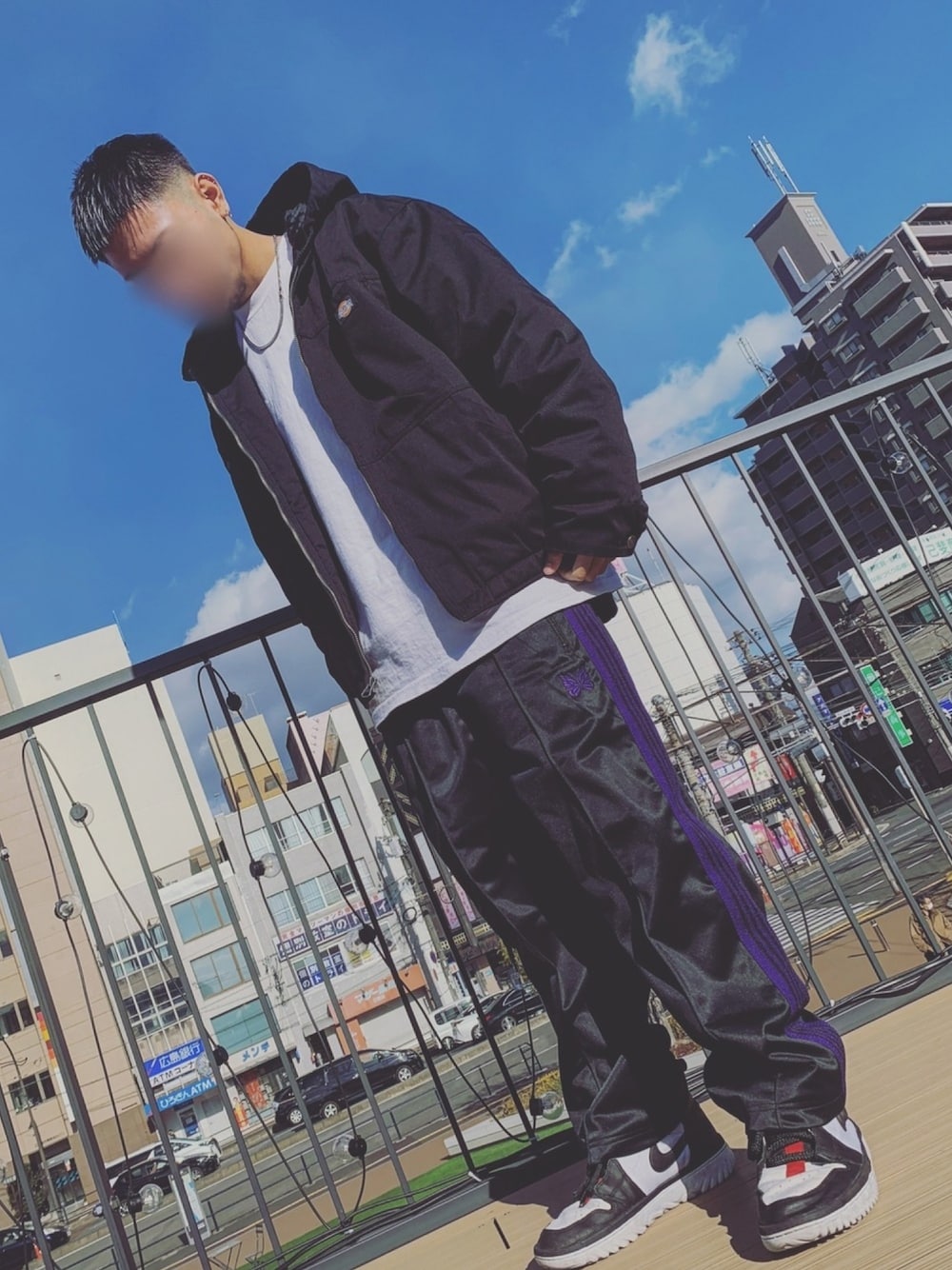 「冬コーデ、お洒落さんとつながりたい、古着、オーバーサイズ、NEEDLES、トラックパンツ、Dickies、ワークジャケット、AIR JORDAN、相互フォロー」｜「Dickiesのアイテム（ジャケット/アウター、ブラック系）」を使った、鮫ハダさん（メンズ・168cm）の冬コーディネートの1枚目の写真