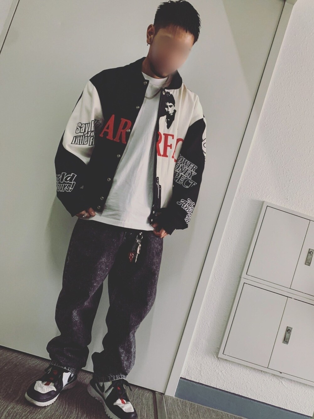 「おしゃれさんと繋がりたい、相互フォロー、レーシングジャケット、SCARFACE、デニムパンツ、オーバーサイズ、シルバータブ、silver tab、AIR JORDAN、古着」｜「Scarfaceのアイテム（ジャケット/アウター、ブラック系）」を使った、鮫ハダさん（メンズ・168cm）の冬コーディネートの1枚目の写真