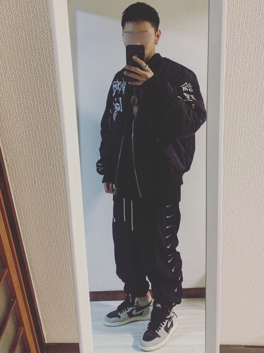 「おしゃれさんと繋がりたい、相互フォロー、NIKE、ナイキ、aj1、論理、ブラック、モノトーン、ストリート、スポーツミックス」｜「LONELY/論理のアイテム（MA-1、ブラック系）」を使った、鮫ハダさん（メンズ・168cm）の冬コーディネートの1枚目の写真