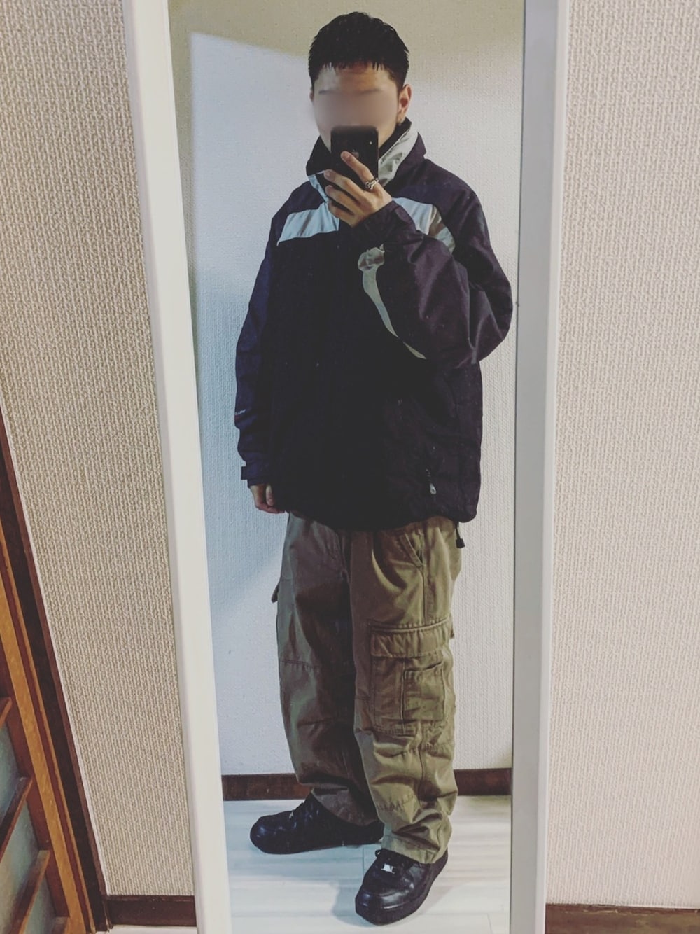 「相互フォロー、Columbia、マウンテンパーカー、nautica、カーゴパンツ、ベージュ、エアフォースワン、オーバーサイズ、おしゃれさんと繋がりたい、streetstyle」｜「Columbiaのアイテム（マウンテンパーカー、ブラック系）」を使った、鮫ハダさん（メンズ・168cm）の冬コーディネートの1枚目の写真