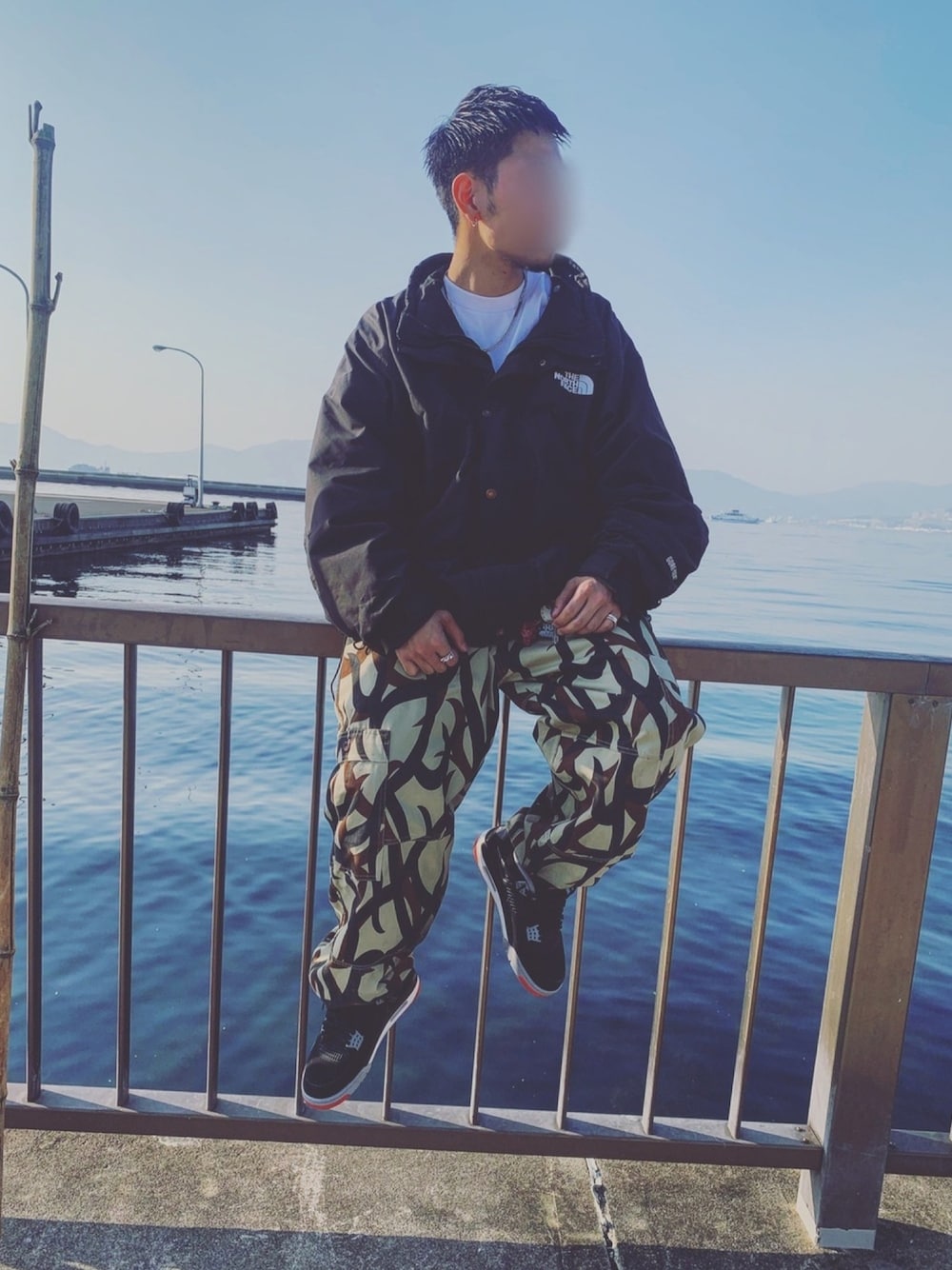 「おしゃれさんと繋がりたい、相互フォロー、ミリタリー、トライバル、トライバルカモ、迷彩、カーゴパンツ、THE NORTH FACE、マウンテンパーカー、AJ4」｜「THE NORTH FACEのアイテム（マウンテンパーカー、ブラック系）」を使った、鮫ハダさん（メンズ・168cm）の冬コーディネートの1枚目の写真