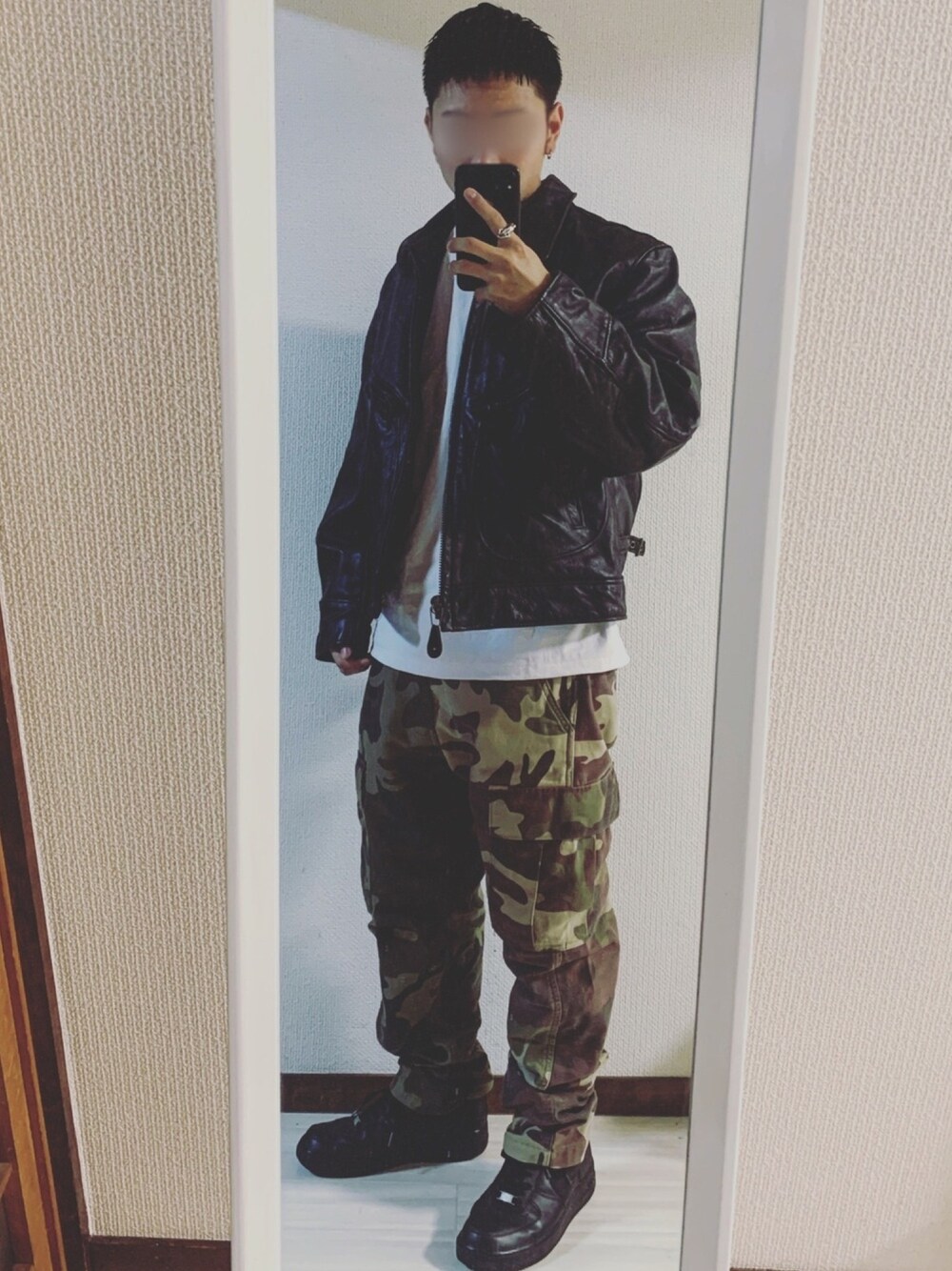 「お洒落さんとつながりたい、レザージャケット、ライダース、ライダースジャケット、シングルライダース、リーバイス、カーゴパンツ、カモフラ、相互フォロー、エアフォースワン」｜「schottのアイテム（ライダースジャケット、ブラック系）」を使った、鮫ハダさん（メンズ・168cm）の冬コーディネートの1枚目の写真