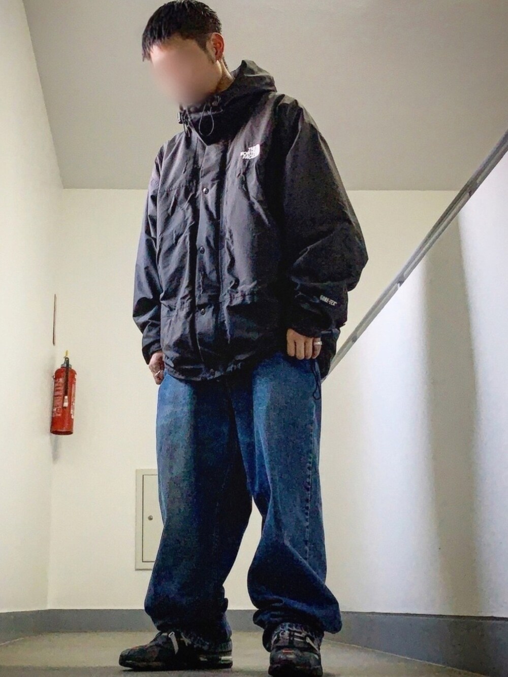 「オーバーサイズ、90'sスタイル、シルバータブ、silver tab、デニムパンツ、THE NORTH FACE、マウンテンパーカー、おしゃれさんと繋がりたい、相互フォロー、フォロバ」｜「THE NORTH FACEのアイテム（マウンテンパーカー、ブラック系）」を使った、鮫ハダさん（メンズ・168cm）の冬コーディネートの1枚目の写真