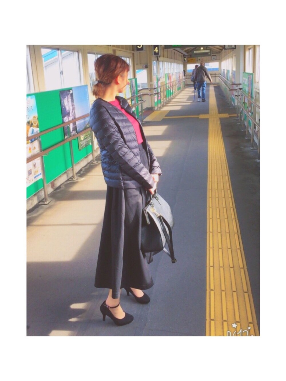 「きれいめカジュアル、秋冬、ブラック、ootd」｜「Dickiesの【Dickies】ツイルタックフレアスカート （スカート、ブラック系）」を使った、バラバラさん（レディース・158cm）の秋コーディネートの1枚目の写真