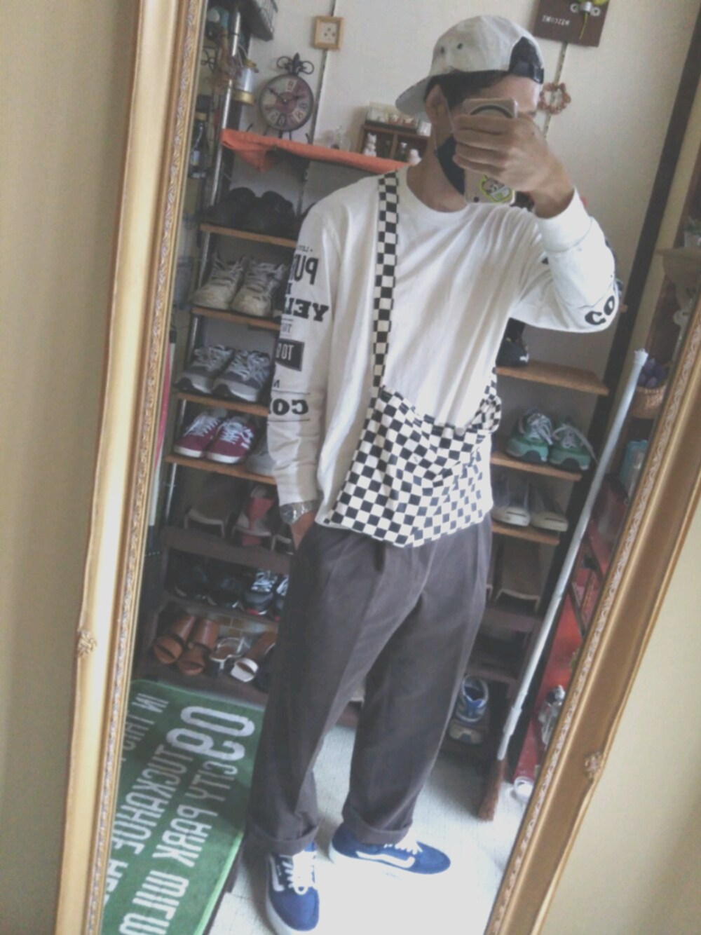 「VANS、ストリート、キャップ、ロンT、袖プリント」｜「VANSのアイテム（スニーカー、ブルー系）」を使った、Akiさん（メンズ・176cm）の秋コーディネートの1枚目の写真