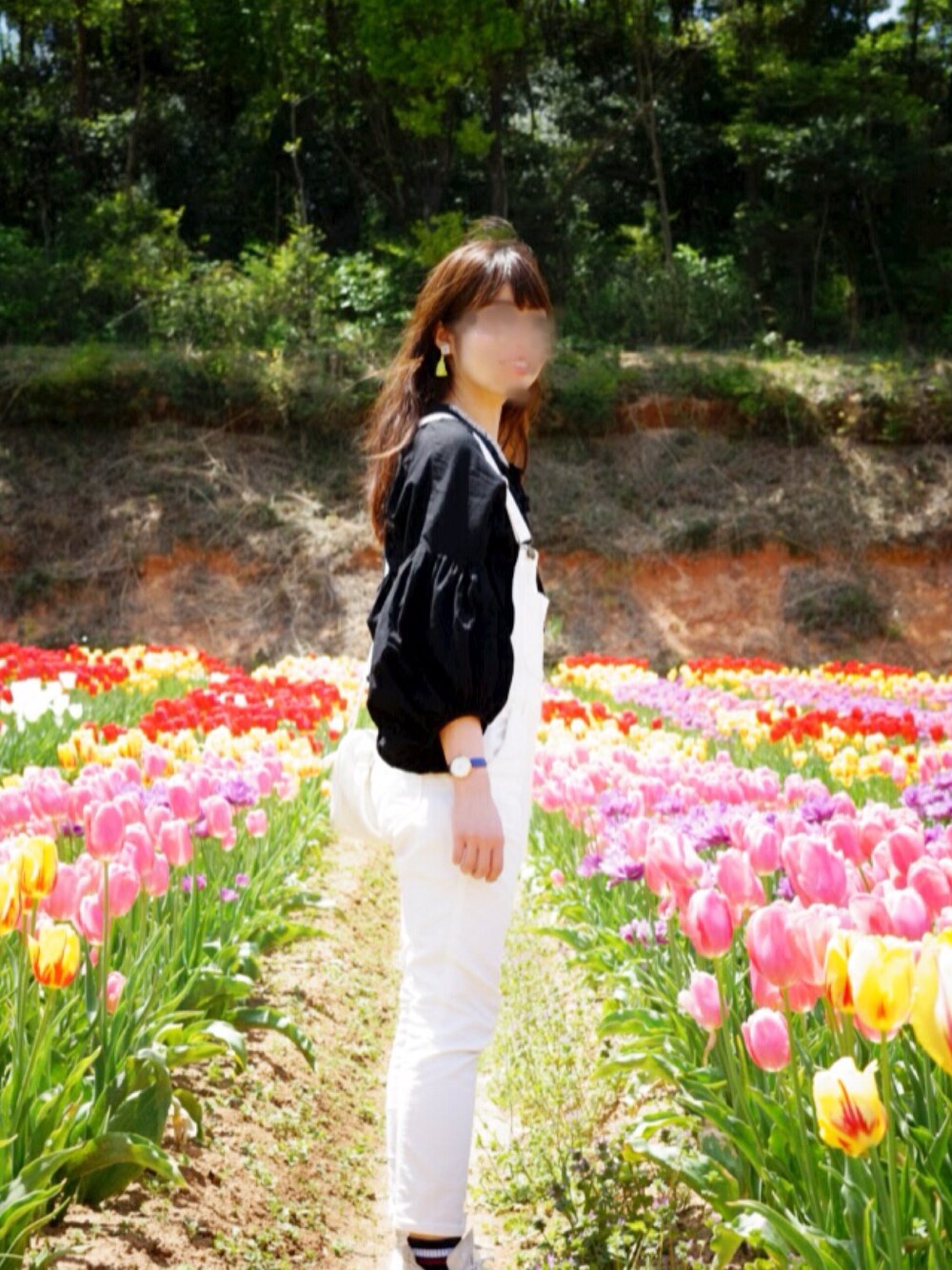 ブラック系のシャツ/ブラウス、ブラック系のTシャツ/カットソー、ホワイト系のスニーカーを着用したレディースの春コーディネートの1枚目の写真