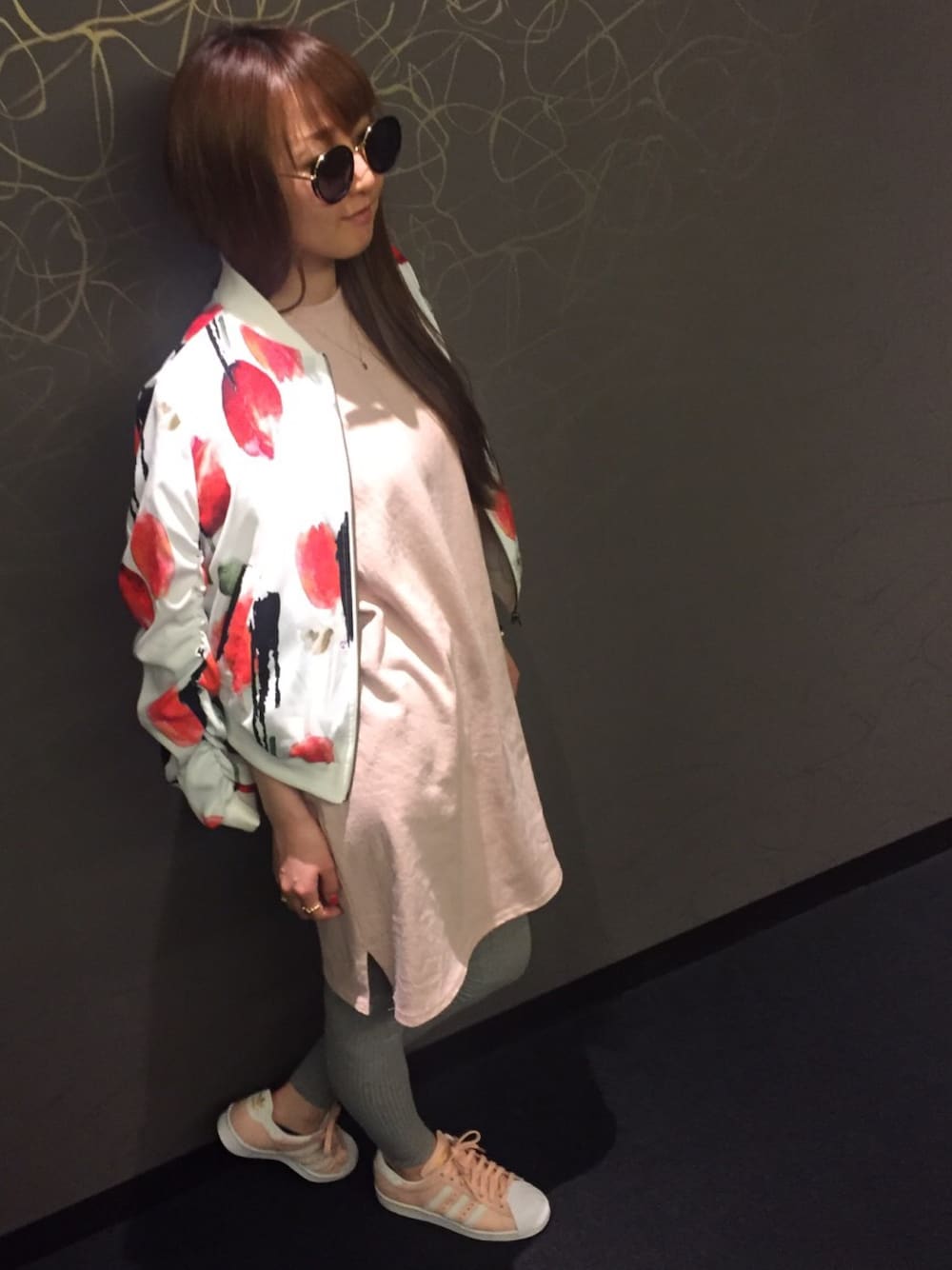 ホワイト系のワンピース、ピンク系のスニーカー、その他のジャケット/アウターを着用したレディースの春コーディネートの1枚目の写真