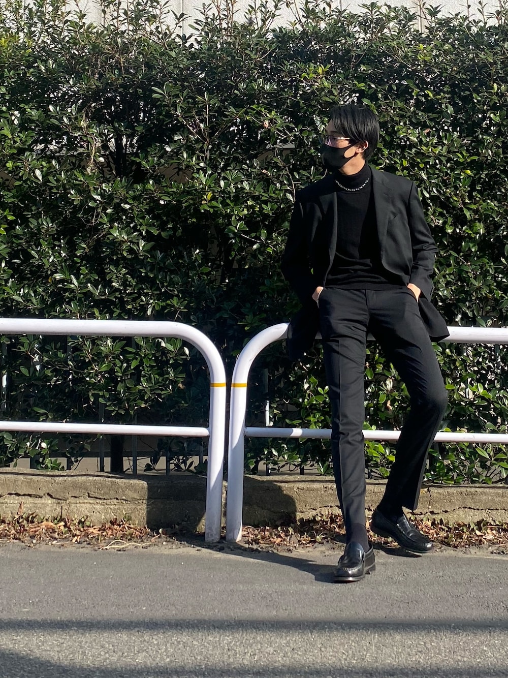 「オールブラック、黒、UNIQLO、セットアップ、革靴、ローファー、スーツスタイル、めがね、タートルネック、黒コーデ」｜「UNIQLOのプレミアムラムタートルネックセーター（長袖）（ニット/セーター、ブラック系）」を使った、Hughさん（メンズ・189cm）の春コーディネートの1枚目の写真