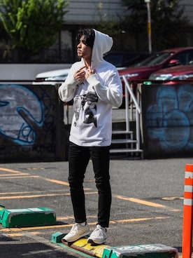 「アイテム（パーカー、ホワイト系）」を使った、飯島葵さん（メンズ・176cm）の春コーディネート