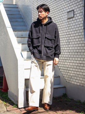 「アイテム（デニムパンツ、ベージュ系）」を使った、飯島葵さん（メンズ・176cm）の春コーディネート