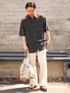 「アイテム（デニムパンツ、ベージュ系）」を使った、飯島葵さん（メンズ・176cm）の春コーディネート