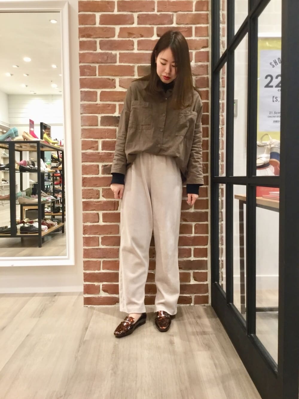 ブラウン系のローファー、その他のローファーを着用したレディースの春コーディネートの1枚目の写真