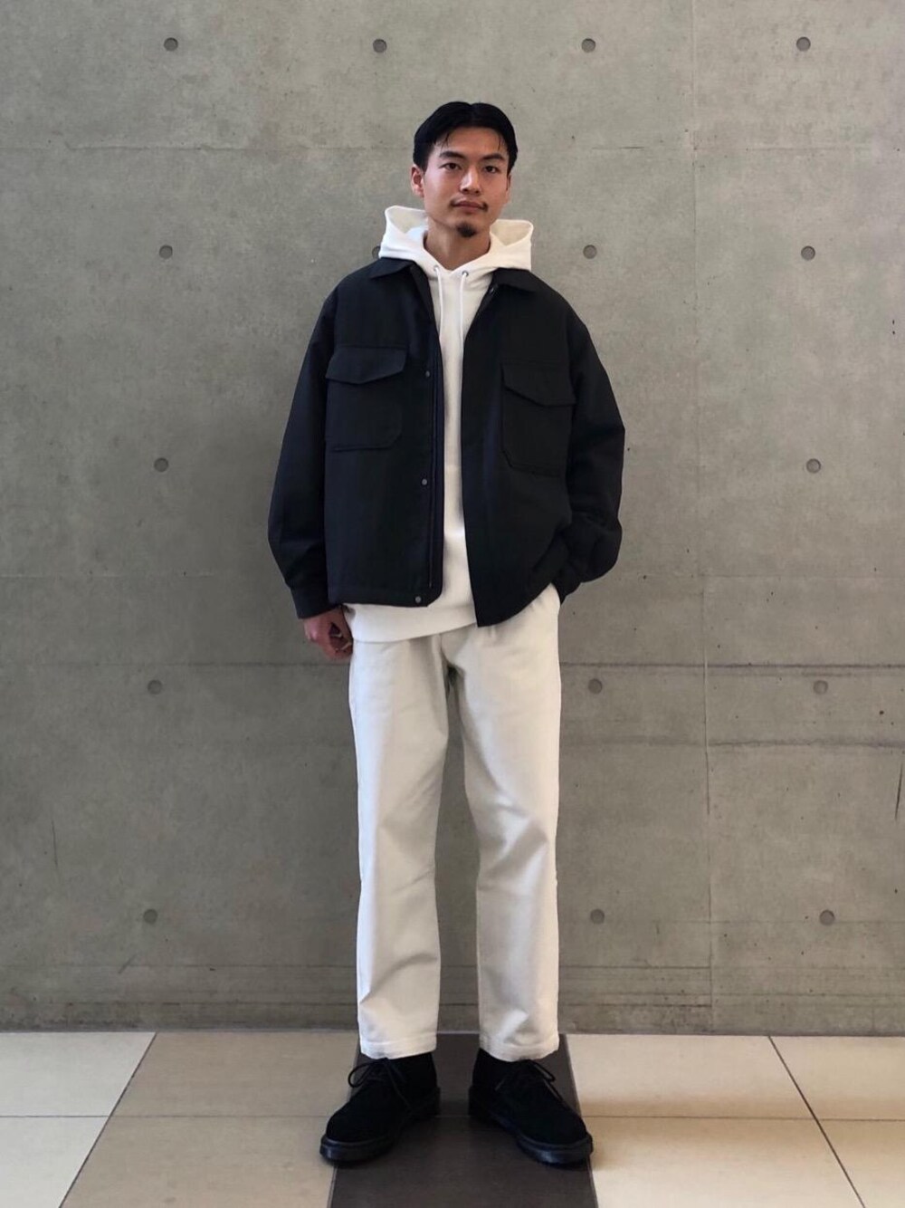 ホワイト系のTシャツ/カットソー、ブラック系のブーツ、ホワイト系のその他パンツを着用したメンズの冬コーディネートの1枚目の写真