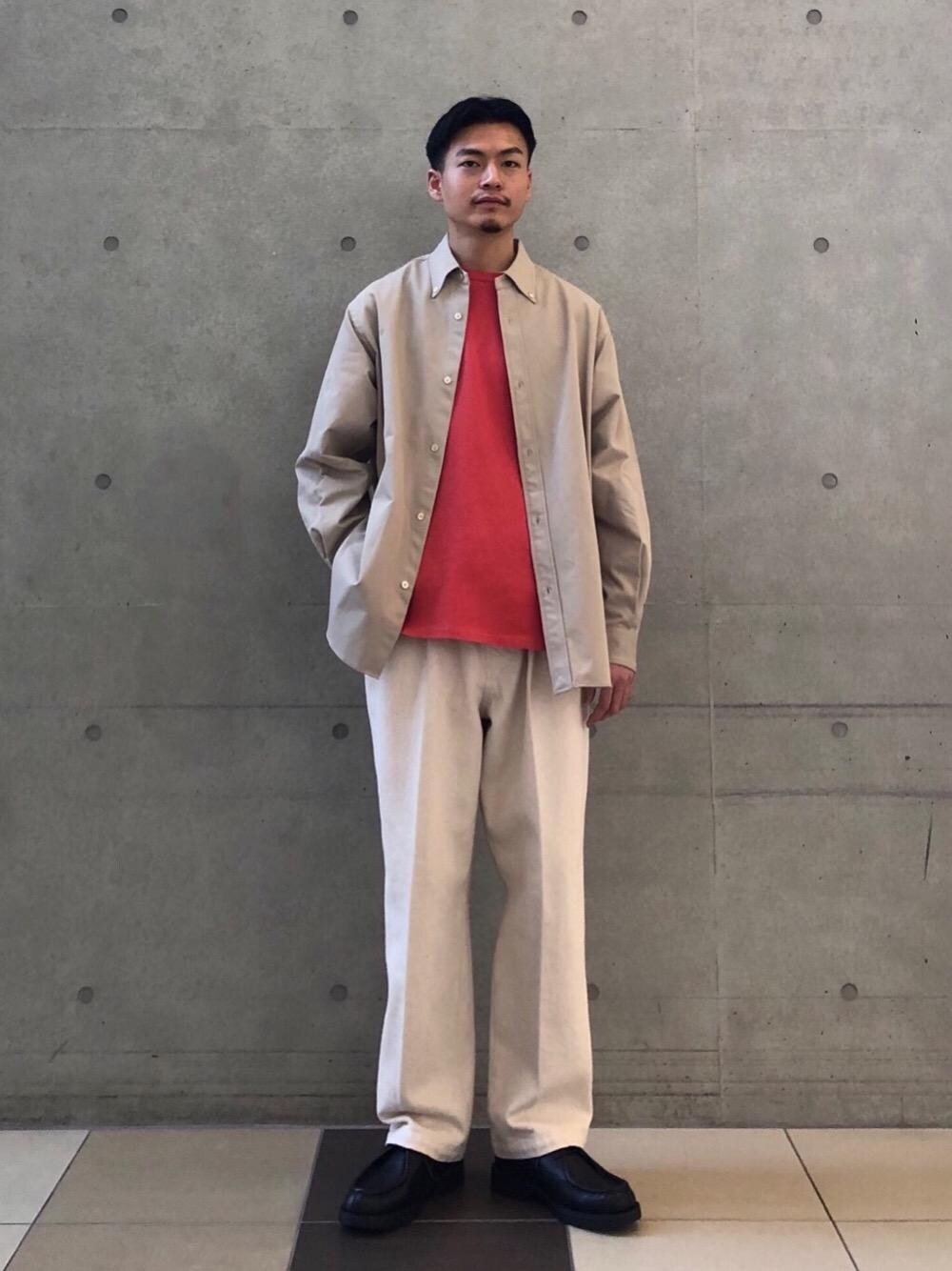 ブラック系のモカシン/デッキシューズ、ホワイト系のその他パンツ、ベージュ系のシャツ/ブラウスを着用したメンズの冬コーディネートの1枚目の写真