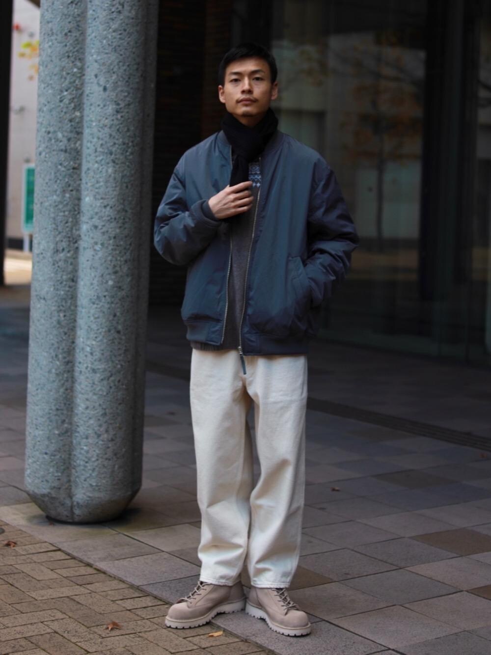 「トレンド、リラックス、シューズ、デニムパンツ、EXCLUTIVE ITEM STYLE、WIDE SILHOUETTE STYLE、ニット/セーター、あうたー」｜「BEAUTY&YOUTH UNITED ARROWSのBY バルーンシルエット 5P スラブ デニムパンツ（デニムパンツ、ホワイト系）」を使った、Ryo Tanakaさん（メンズ・174cm）の秋コーディネートの1枚目の写真