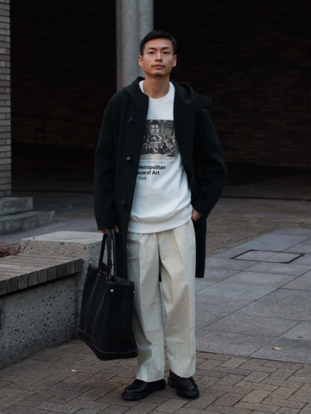 「シューズ、Tシャツ/カットソー、EXCLUTIVE ITEM STYLE、WIDE SILHOUETTE STYLE、👟バッグ、ベーシック/トラッド、ぱんつ、あうたー」｜「Dr. Martensの＜Dr.Martens＞ ALLBLACK 3EYE/シューズ（ブーツ、ブラック系）」を使った、Ryo Tanakaさん（メンズ・174cm）の冬コーディネートの1枚目の写真