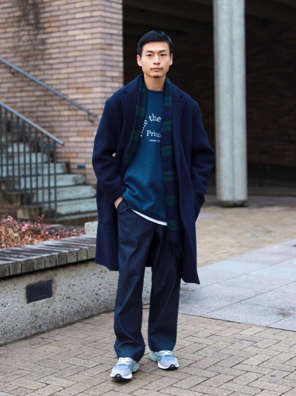 「スニーカー、リラックス、シューズ、デニムパンツ、Tシャツ/カットソー、EXCLUTIVE ITEM STYLE、WIDE SILHOUETTE STYLE、ベーシック/トラッド、あうたー」｜「Thinglessの＜Thingless＞ WIDE 1P PT DNM/パンツ（その他パンツ、ブルー系）」を使った、Ryo Tanakaさん（メンズ・174cm）の冬コーディネートの1枚目の写真