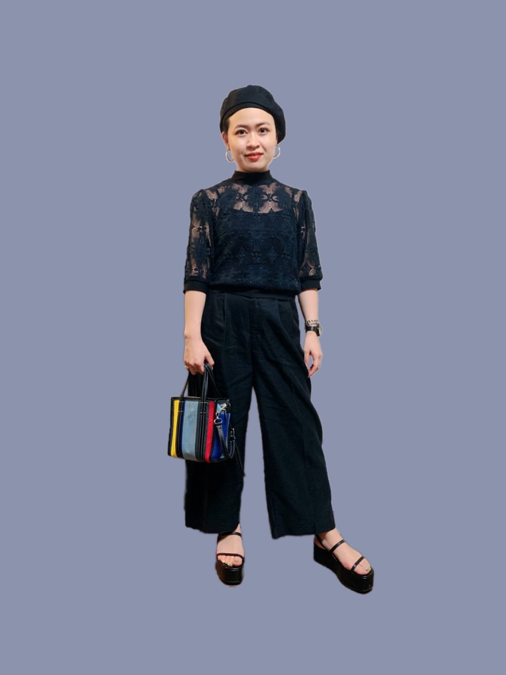 ブラック系のシャツ/ブラウス、ブラック系のパンツ、その他のトートバッグを着用したレディースの夏コーディネートの1枚目の写真