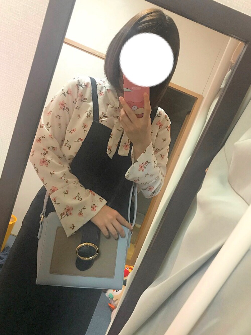 「ヴィンテージガーリー、雨の日コーデ、モノトーン、vintage、花柄ブラウス、オールインワン、サロペット、エプロンワンピース、FREE'S MART、sonyonara」｜「FREE'S MARTのアイテム（サロペット/オーバーオール、ブラック系）」を使った、なるみんさん（レディース・161cm）の夏コーディネートの1枚目の写真