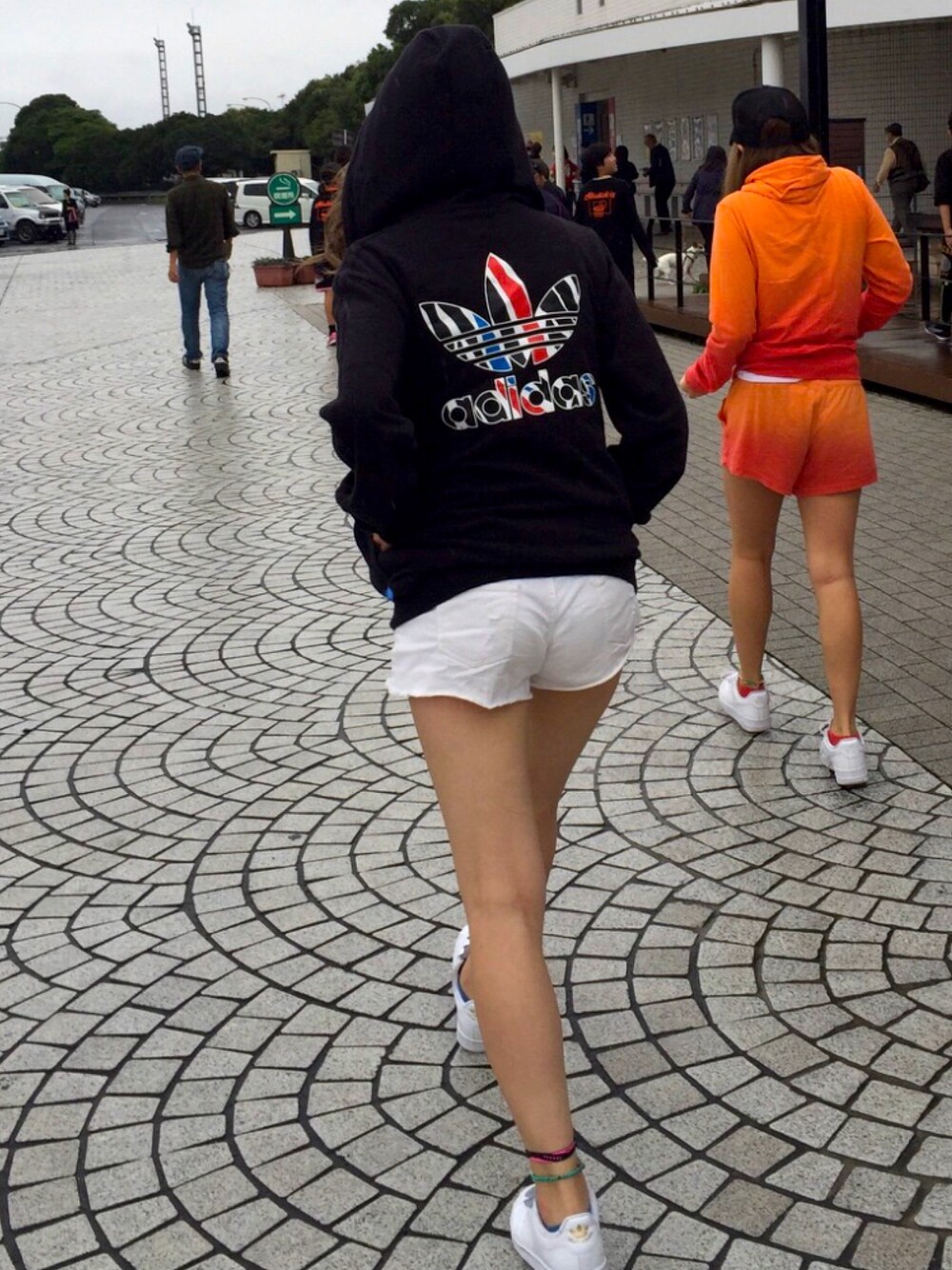 「ジャージ」｜「adidasのアイテム（ジャージ、ブラック系）」を使った、ブリ子さん（レディース・155cm）の冬コーディネートの1枚目の写真