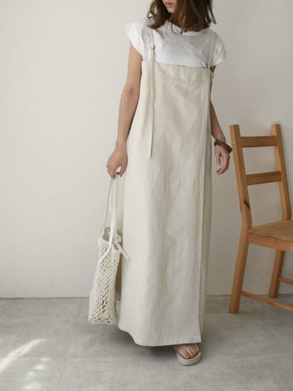 その他のTシャツ/カットソー、その他のワンピース、その他のサンダルを着用したレディースの夏コーディネートの1枚目の写真