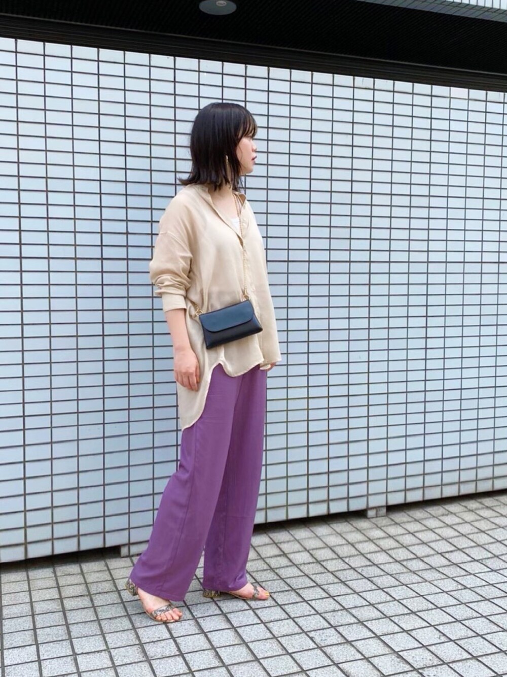 ベージュ系のシャツ/ブラウス、ブラック系のショルダーバッグ、パープル系のその他パンツを着用したレディースの夏コーディネートの1枚目の写真