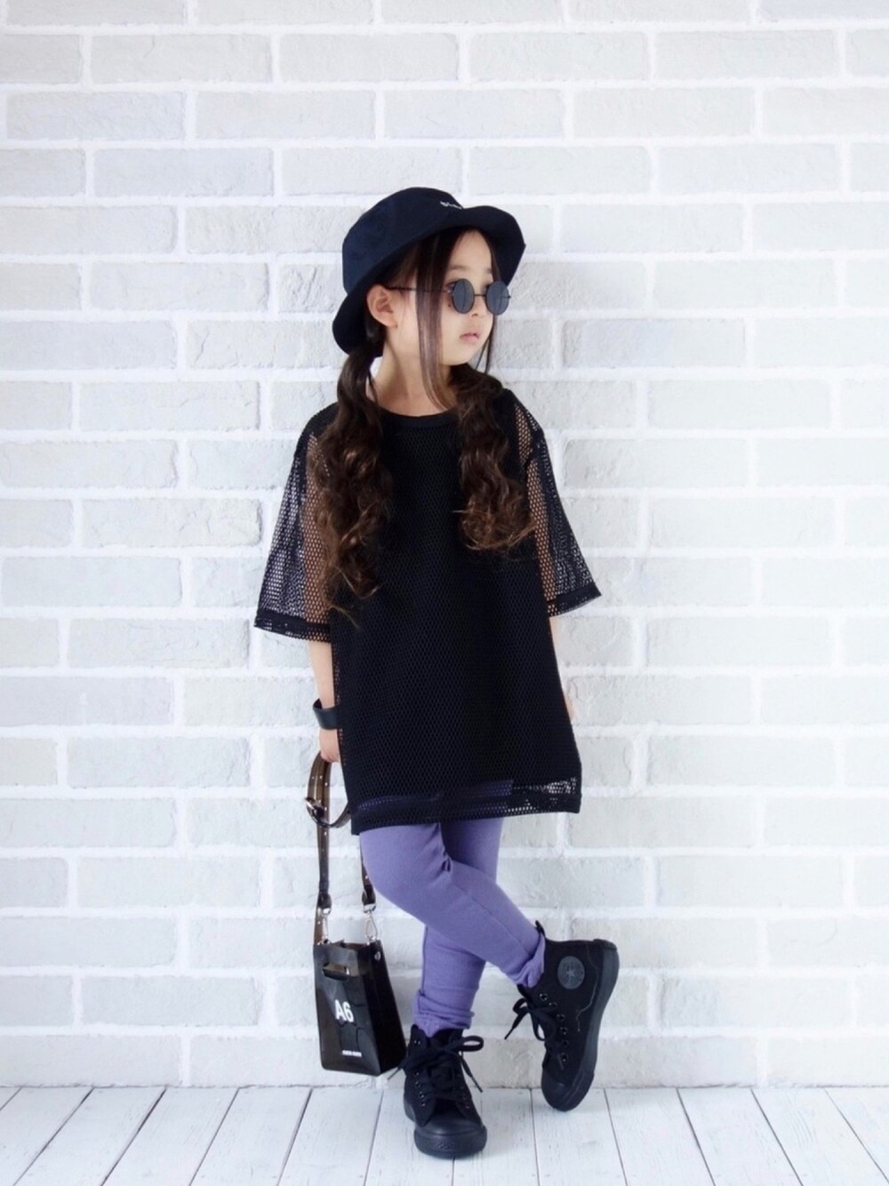 「バケットハット、メッシュTシャツ、タンクトップ、レギンス、コンバース、スニーカー、ショルダーバッグ、PVC」｜「RADCHAPの刺繍ロゴハット（ハット、ブラック系）」を使った、ss・_・さん（キッズ・110cm）の春コーディネートの1枚目の写真