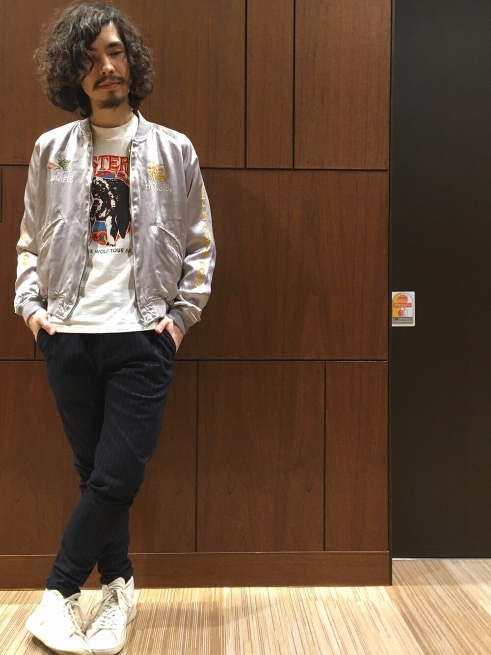 シルバー系のスカジャン、ホワイト系のTシャツ/カットソー、ブルー系のスラックスを着用したメンズの春コーディネートの1枚目の写真