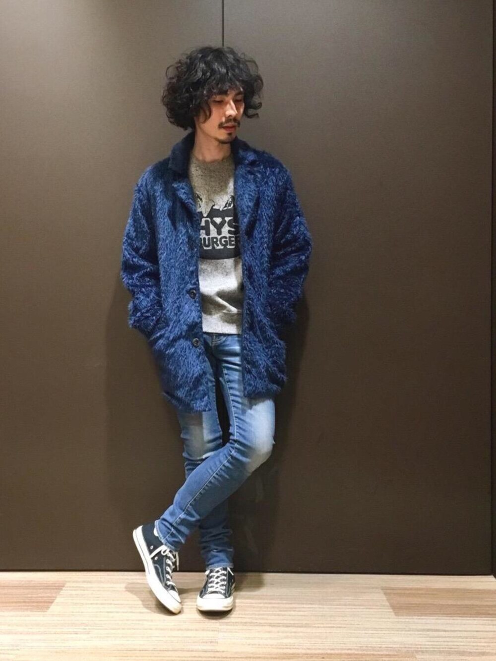「スウェット、デニム、ビッグシルエット、チェスターコート、冬コーデ、大人カジュアル、Hysteric Glamour、スキニーデニム、フェイクファーコート、メランジニット」｜「HYSTERIC GLAMOURのSP加工Sデニムスリムパンツ（デニムパンツ、ブルー系）」を使った、ikechanさん（メンズ・171cm）の冬コーディネートの1枚目の写真