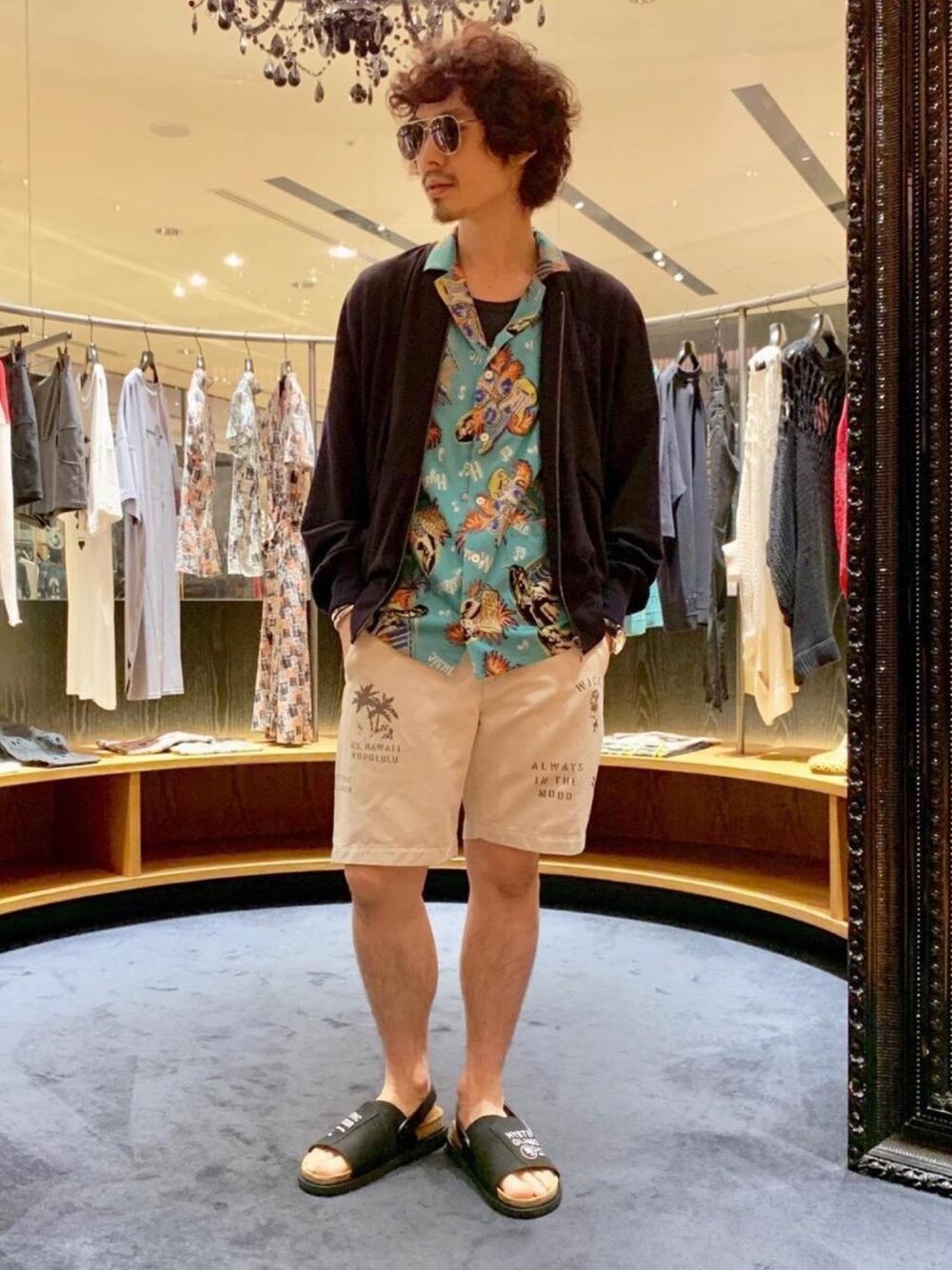 「ショートパンツ、サンダル、Hysteric Glamour、夏コーデ、アロハシャツ、ヒステリックグラマー、リゾートコーデ」｜「HYSTERIC GLAMOURのGONZO（サングラス、ゴールド系）」を使った、ikechanさん（メンズ・171cm）の春コーディネートの1枚目の写真