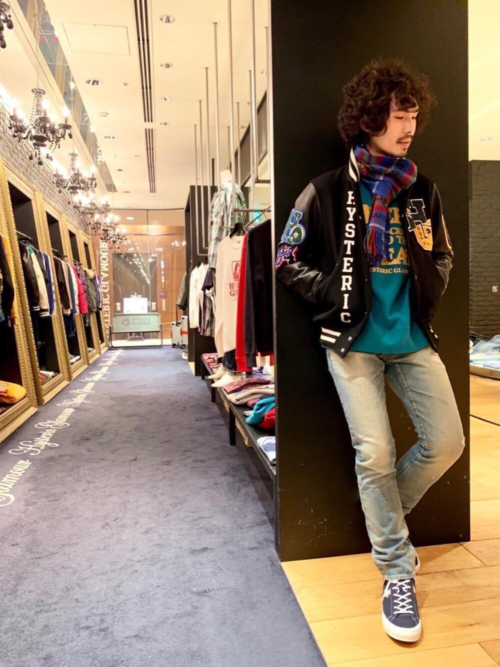 「スウェット、スニーカー、デニム、スタジャン、マフラー、チェック柄、冬コーデ、Hysteric Glamour、ヒステリックグラマー、冬アウター」｜「HYSTERIC GLAMOURのRW CLASH加工デニムスリムストレートパンツ（デニムパンツ、ブルー系）」を使った、ikechanさん（メンズ・171cm）の冬コーディネートの1枚目の写真