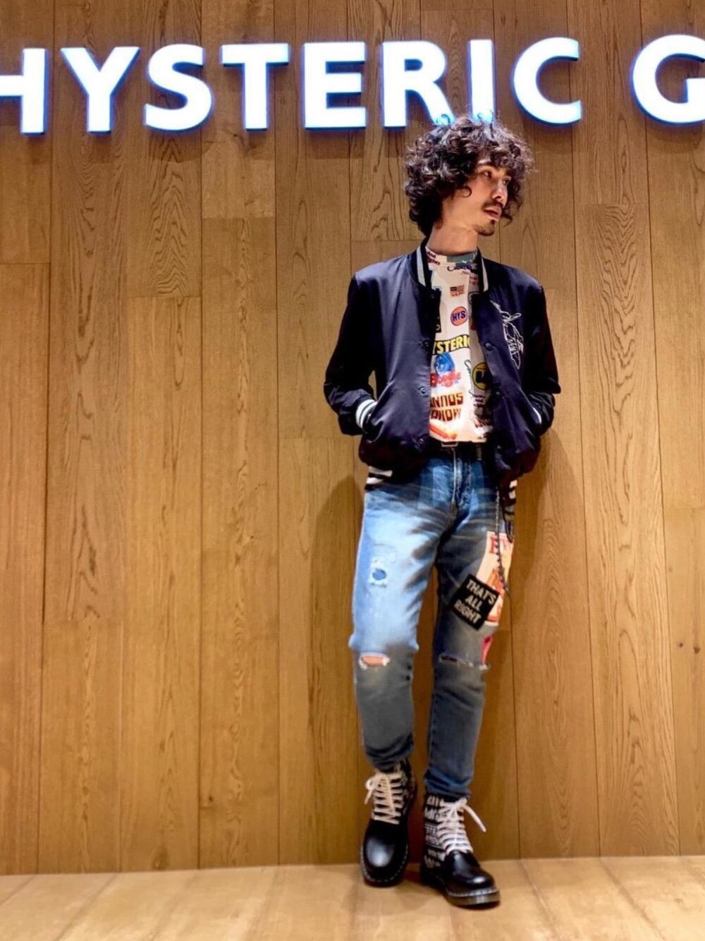 「デニム、ブーツ、Tシャツ、Hysteric Glamour、春アウター、春コーデ、ヒステリックグラマー、パンクコーデ」｜「HYSTERIC GLAMOURのSTUDS ベルト（ベルト、ブラック系）」を使った、ikechanさん（メンズ・171cm）の春コーディネートの1枚目の写真