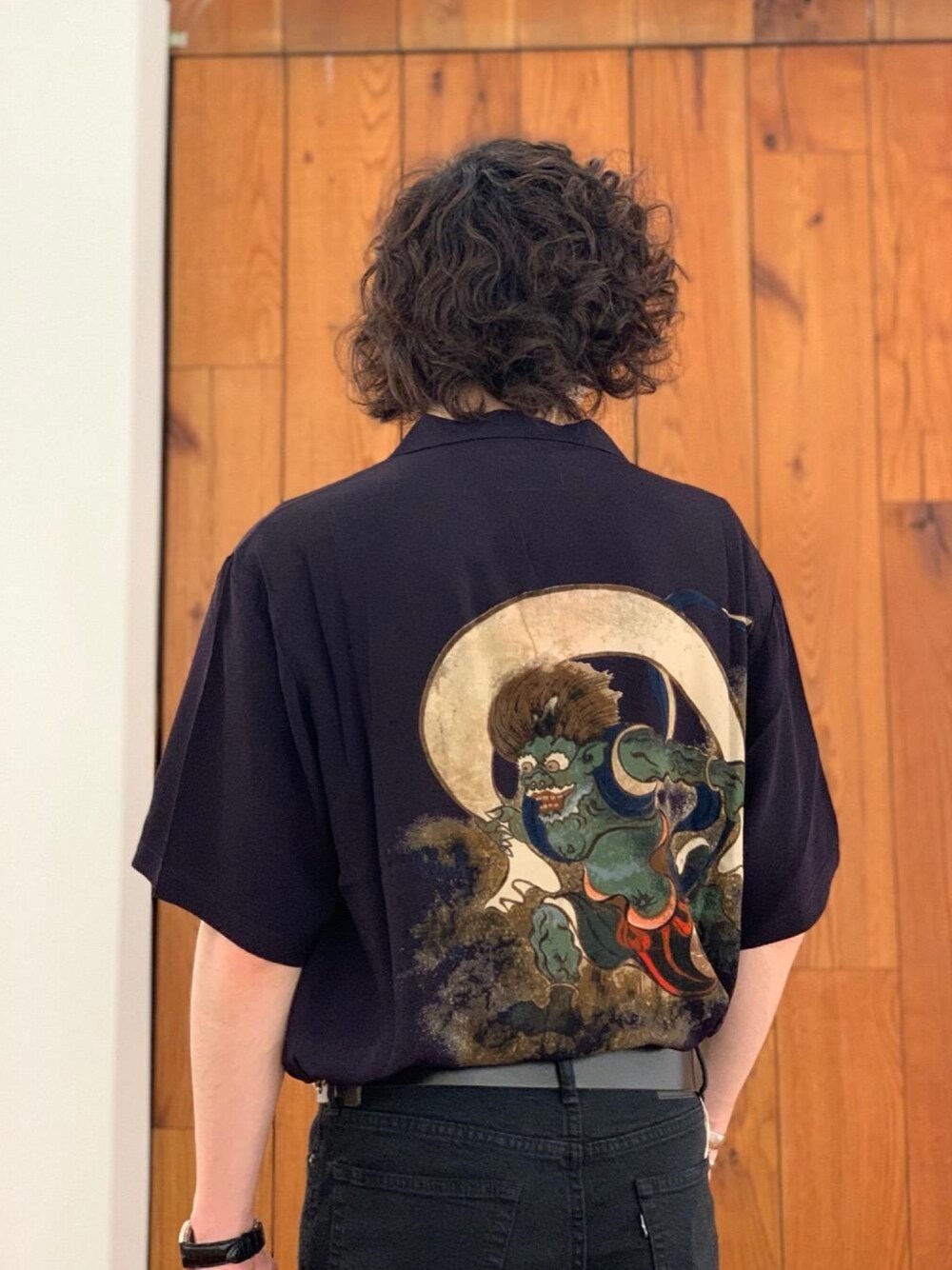 「ビッグシルエット、ロック、Hysteric Glamour、タックイン、夏コーデ、カジュアルコーデ、黒スキニー、アロハシャツ、ヒステリックグラマー、風神雷神」｜「HYSTERIC GLAMOURのパッチリメイクスリムデニムパンツ（デニムパンツ、ブラック系）」を使った、ikechanさん（メンズ・171cm）の春コーディネートの1枚目の写真