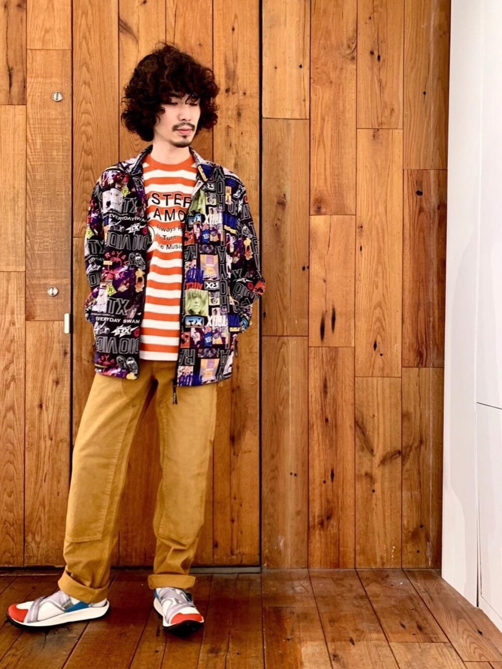 「Tシャツ、総柄、サンダル、ナイロンジャケット、Hysteric Glamour、ペインターパンツ、ボーダーTシャツ、ヒステリックグラマー、梅雨コーデ、アメカジコーデ」｜「HYSTERIC GLAMOURのダブルニーペインターパンツ（その他パンツ、ブラウン系）」を使った、ikechanさん（メンズ・171cm）の春コーディネートの1枚目の写真