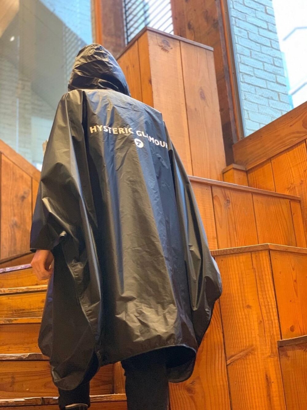 「ポンチョ、Hysteric Glamour、ヒステリックグラマー、パッカブル、レインポンチョ、梅雨コーデ」｜「HYSTERIC GLAMOURのHG SYMBOL LOGO ポンチョ（ポンチョ、ブラック系）」を使った、ikechanさん（メンズ・171cm）の春コーディネートの1枚目の写真
